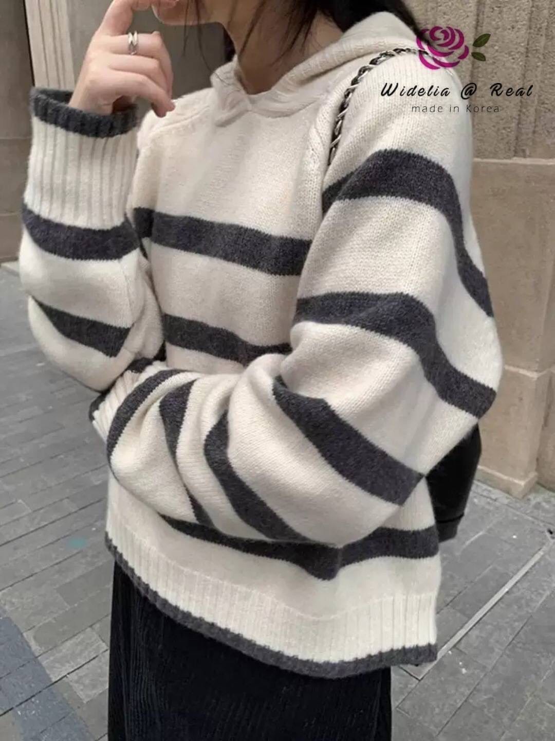 Blouse :: เสื้อตัวยาวสุดเก๋ รุ่นนี้ปังมากแม่ งานเกรดพรีเมี่ยม ตัวเสื้อเป็นไหมพรมเนื้อนุ่มนิ่มทอสลับเป็นริ้วสวย มาพร้อม Hood สุด Cute งานสวย ทรงเป๊ะ คัทติ้งเนี้ยบมาก งานไหมพรมเนื้อดีมากนะคะ รับรองใส่ออกมาไม่ผิดหวังการันตีให้เลย บอกเลยห้ามพลาดเด็ดขาดงานดีงา