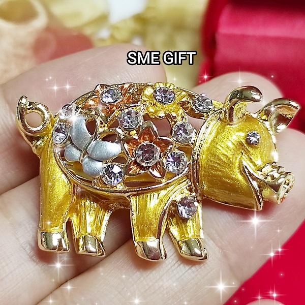 หมูทอง พร้อมกล่องกำมะหยี่และถุงไหมแก้ว GP20006 ชิ้น