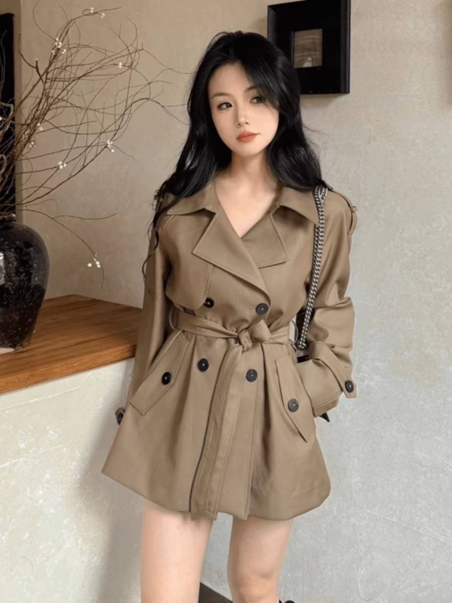 เสื้อโค้ทคลุมแขนยาวคอปก สไตล์เกาหลี มีผ้าผูกเอวใส่ เข้ารูปสวย เนื้อผ้าดีมาใส่อุ่น สบายค่ะ