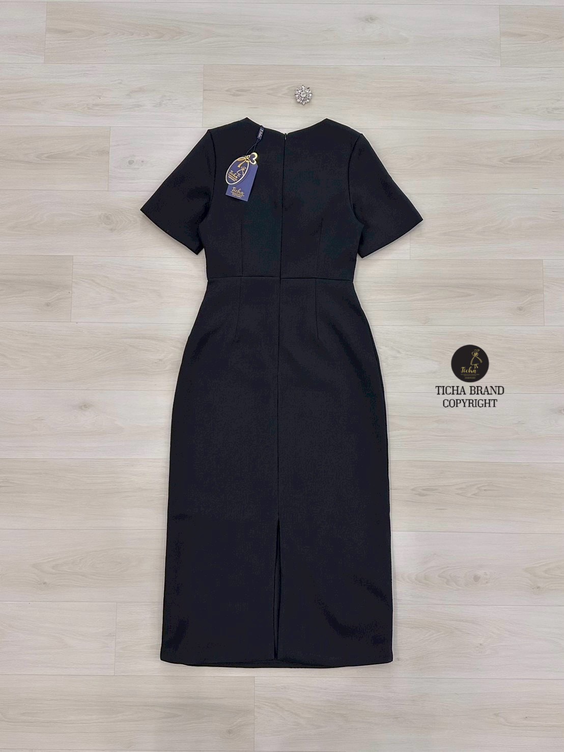 ชุดเดรสสีดำ แขนสั้นคอกลม แต่งผ้าคาดช่วงอก แต่งปกกระเป๋า ( ซิปหลัง) เพิ่มความหรูหราด้วยเข็มกลัดคริสตัสช่วงกระโปรงยาวทรงสอบ แต่งผ้าหลัง