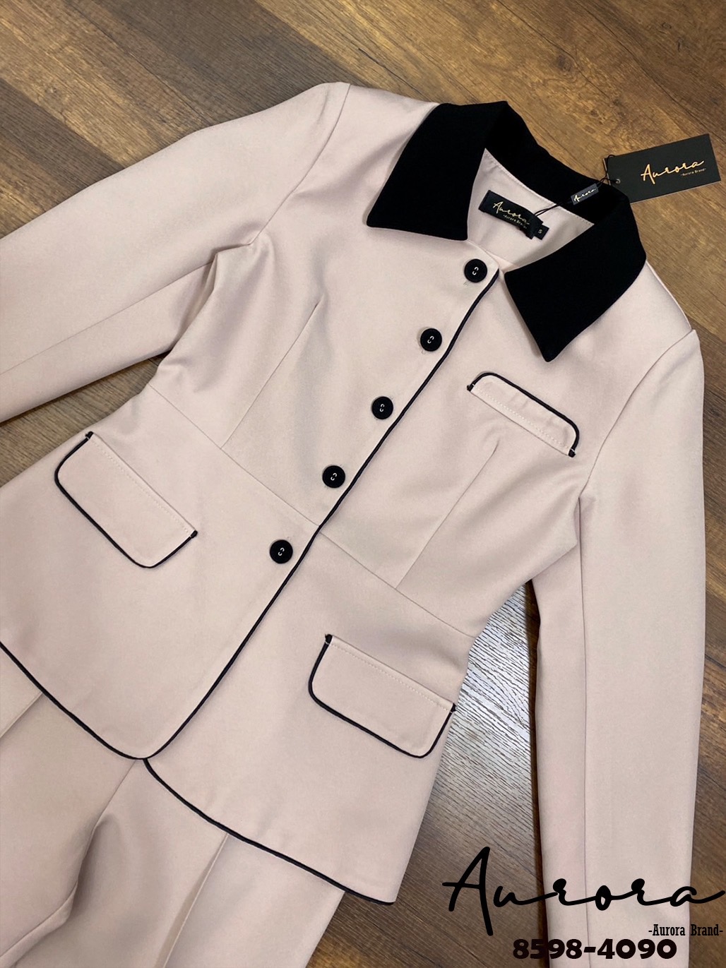 Label :: AURORA by RAMI-PAPHA Setเสื้อคอปกสวยได้ลุ๊คแบบเฟียสๆ ผ้าหนานุ่มทุกการสัมผัส ผ้าดีม๊ากมาก แม่ค้าเฟิมๆ ด้านหน้ามีกระดุมแกะใช้งานได้จริง มีซับใน +++มาพร้อมกางเกงขายาว ที่แมชกันได้อย่างลงตัว มีซับใน มีซิปหลัง