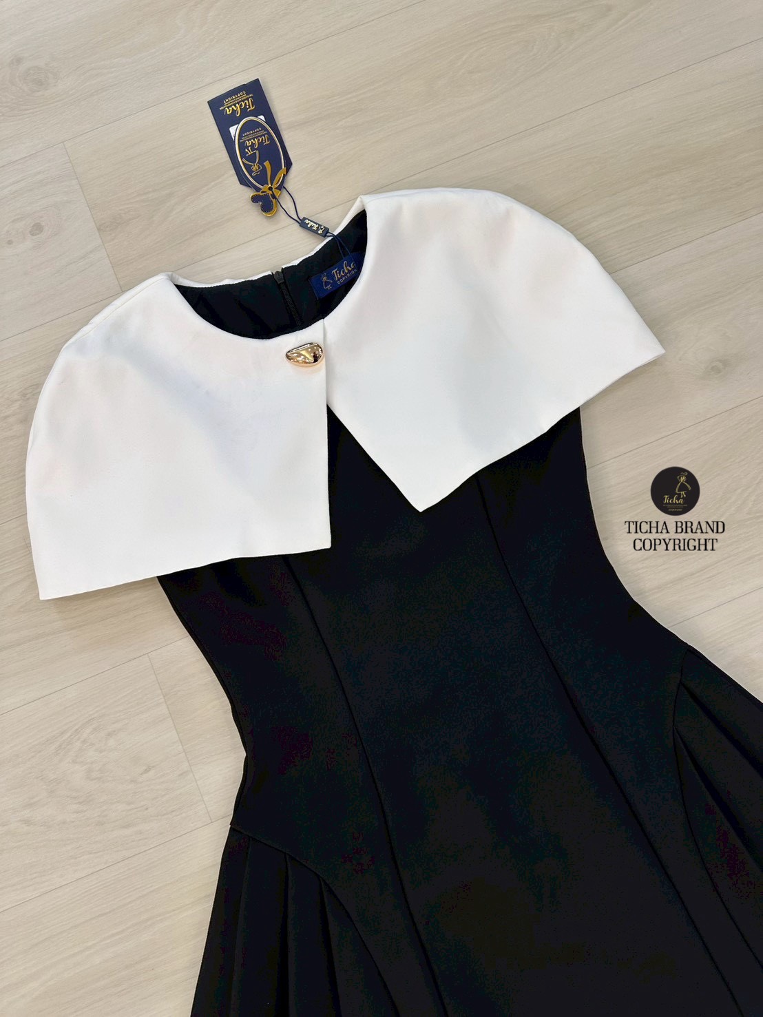 เดรสแขนกุดสีดำ แต่งดีเทลสไตย์เสื้อคลุมและติดอ่ะไหล่สีทองติดกะชุด ตีตะเข็บหน้าและหลัง อกเสริมฟองน้ำ ชายกระโปรงจับจีบบานออก ซิปหลังช่อน มีชับในตัว สวยหรู ดูแพง สุดๆ ห้ามพลาดนะคะ