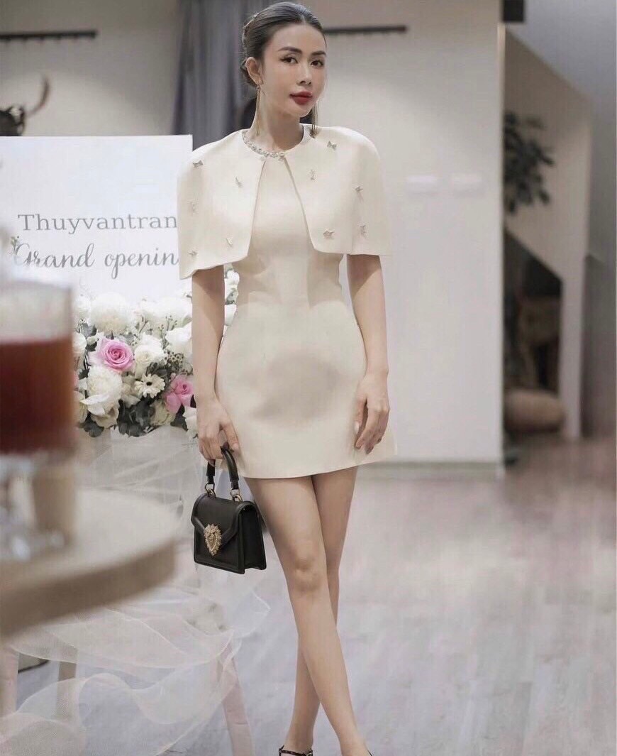 เดรสแขนทรงพอดีตัวคอแต่งเพชร มาพร้อมกับเสื้อคลุมไหล่ แต่งอะไหล่เข็มกลัดโบว์เพชร ใส่สวยน่ารักมากๆ ใส่ได้หลายโอกาส ใส่เที่ยว จัดด่วนนนๆ ชุดสวยหมดเร็วนะคร๊า สั่งก่อนสวยก่อน