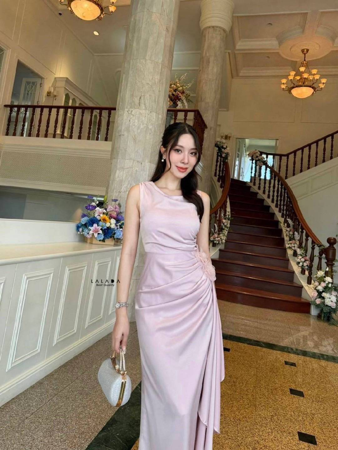 : เดรสไปงานสวยหรู ผ้าซาตินแขนกุด มีดอกไม้ช่วงเอว แต่งระบายยาวช่วงเอว หวานละมุน ลุคคุณหนูมากค่ะ มีซิปหลัง ตัดเย็บอย่างดี อกเสริมฟองน้ำ
