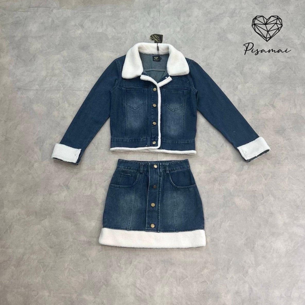 เซ็ตเสื้อแจ็กเก็ตยีนส์สีเข้มแขนยาวแต่งคอปกขนปุยสีขาวขนปุย มาคู่กับกระโปรงสอบตัวสั้นแต่งขนปุยสีขาว ราคานี้มือต้องไวเลยค่า รุ่นนี้ใส่สวย เนื้อผ้าดีมากกกกกกก ห้ามพลาดเลยค่า