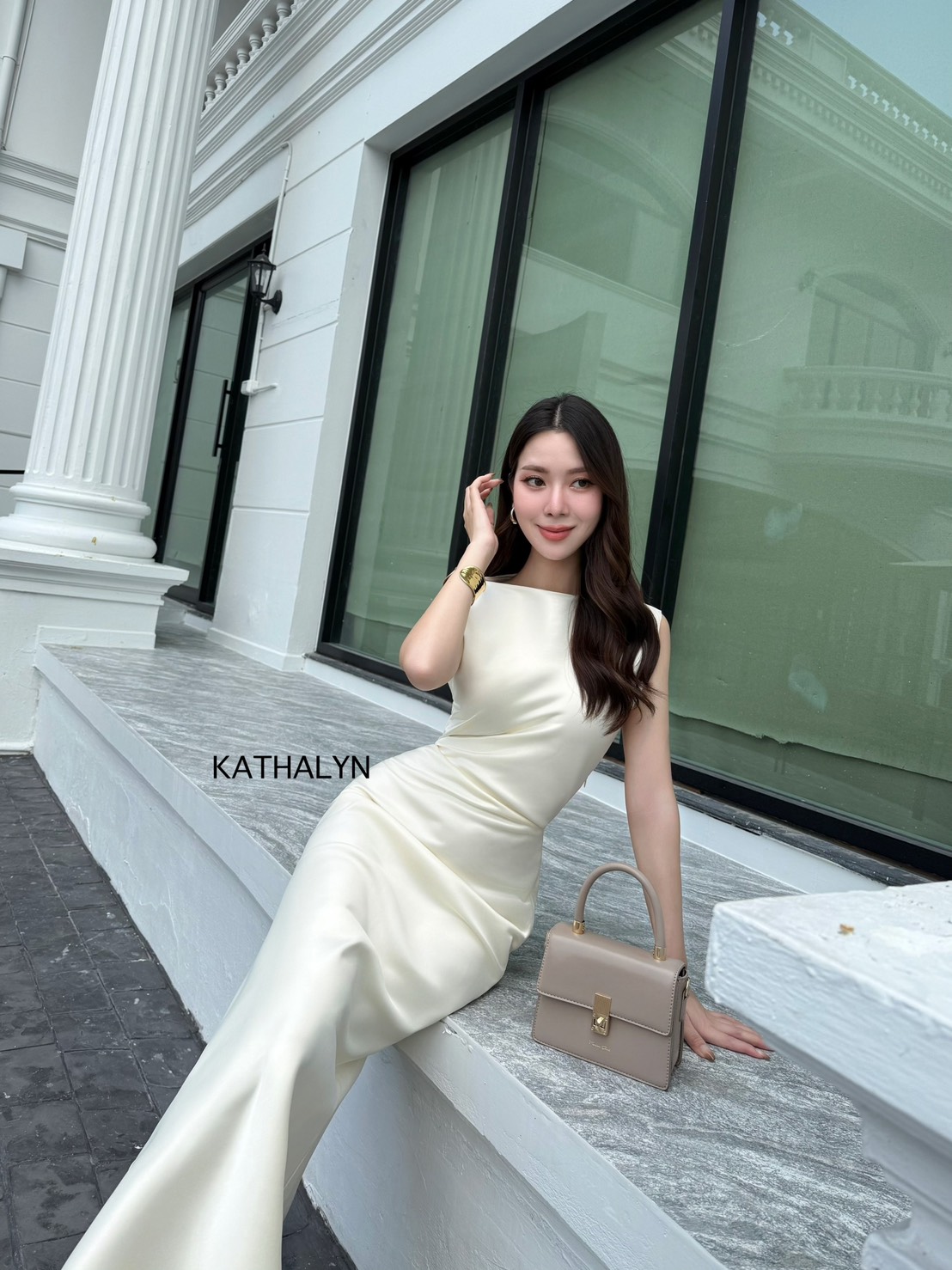 Tag : KATHALYN Detail : เดรสกระโปรงยาวแขนกุด ทรงพอดีตัวใส่กำลังสวย ผ้าดีเนื้อสวยหรูหราใส่ออกงานเข้าสังคมได้ สีสวยขับผิวใส่ได้ทุกโอกาสพิเศษ ด้านหลังแต่งโบว์ผูกได้ตามต้องการ พอผูกแล้วทำให้เว้าหลังเล็กน้อยกำลังสวย ปลายกระโปรงพลิ้วเล็กน้อย ความยาวกระโปรงกำลัง