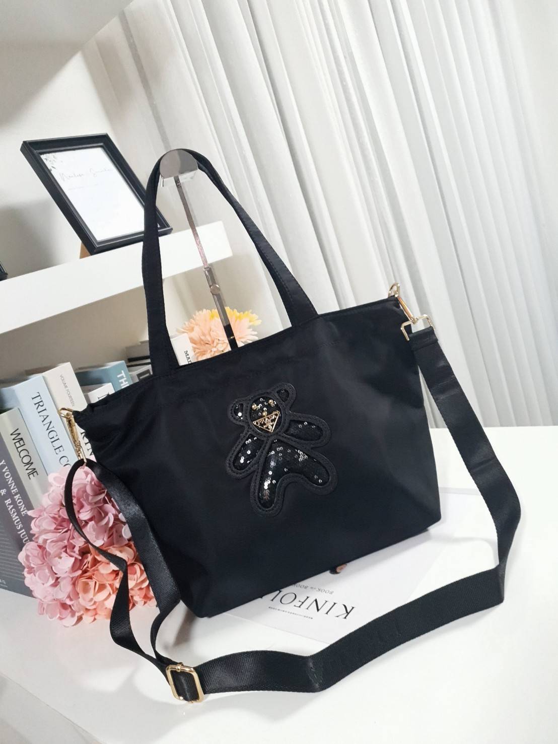 กระเป๋าสะพายทรงช้อปปิ้งใบใหญ่แบรนด์เนมพราด้าพรีเมี่ยมกิ๊ฟ Prada tote premium gift bag-สีดำปักลายน้องหมี