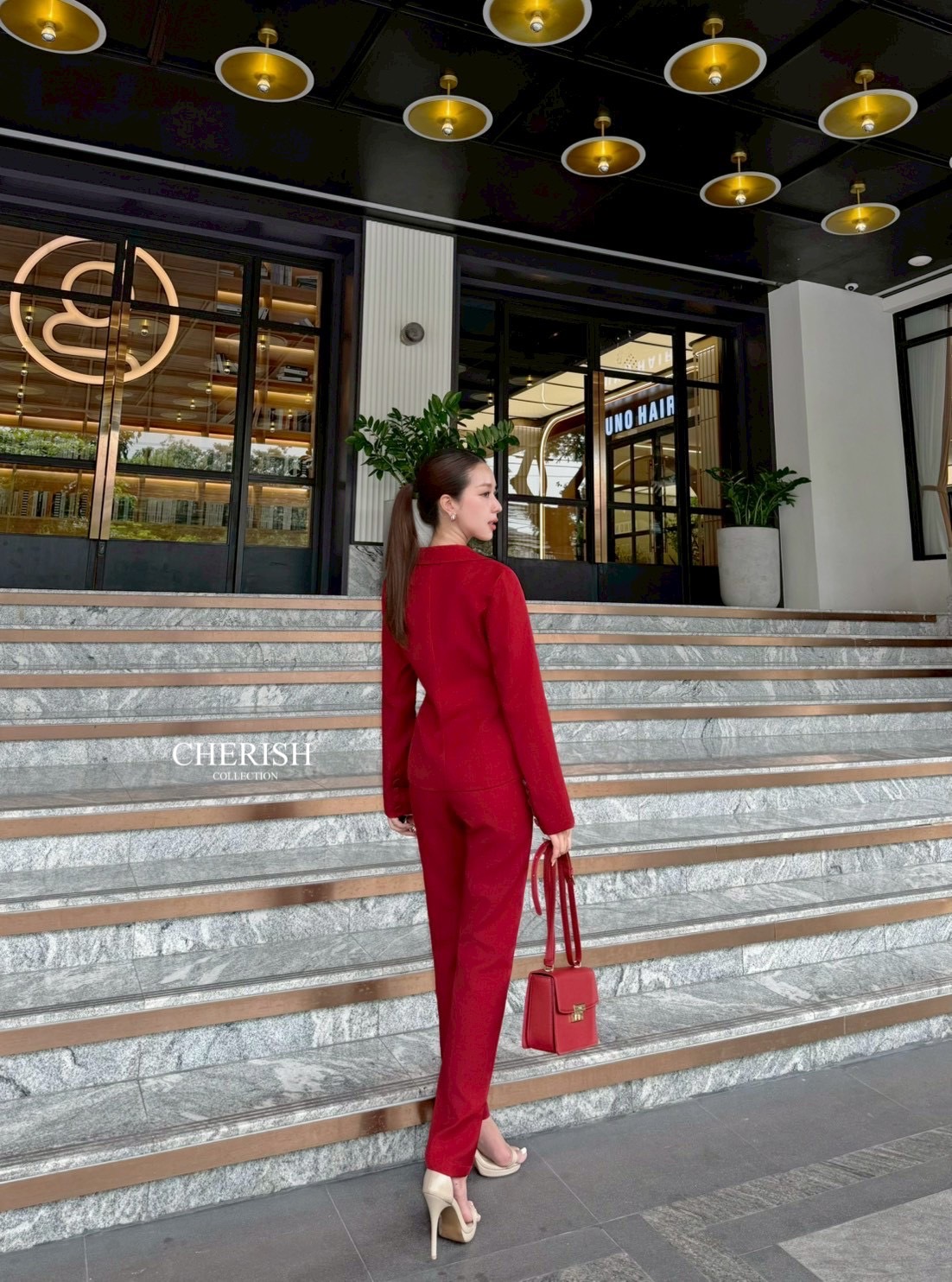 Setsuit เสื้อ+กางเกง เรียบหรู ดูเท่ ทรงสวย ใช้ผ้าดี ใส่สบาย ตัวเสื้อสูทแต่งกระดุม มีกระเป๋า พร้อมซับในทั้งตัว มาพร้อมกับกางเกงขากระบอก มีกระเป๋า 2 ข้าง จะใส่ทำงาน ออกงาน ดูดีสุดๆค่ะ