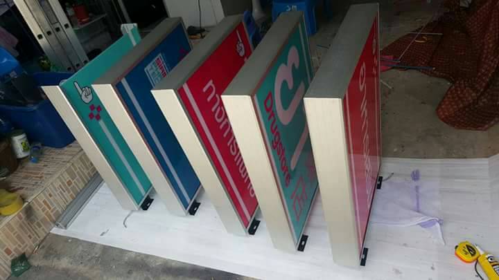 อักษรไฟและกล่องป้ายไฟ