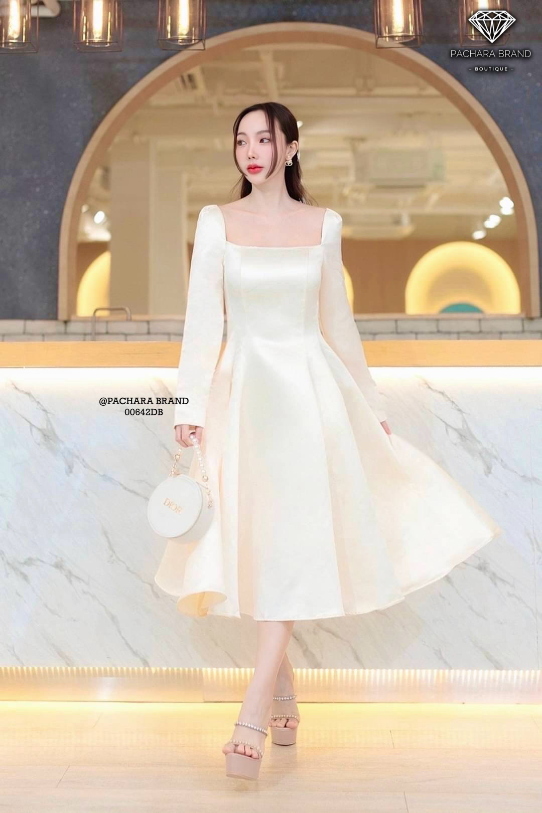 เดรสคอเหลี่ยมแขนยาวสีครีม มีฟองน้ำดันทรงสวย ช่วงเอวตีเกร็ดเข้ารูป ชายกระโปรงบานสวยมาก เนื้อผ้าซาตินหนามีซับในอัดกาวอย่างดี งานซิปด้านหลัง รุ่นนี้ใส่ชิลล์ถ่ายรูปสวยได้ทุกโอกาสเลยนะคะ #PACHARABRAND