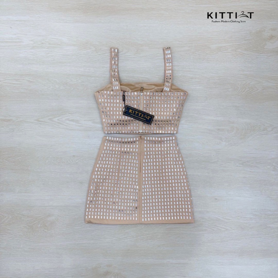 Set (2) ชิ้น เสื้อสายเดียว+กระโปรง ตัวแม่ตัวมัม พร้อมขโมยซีน้องตัวมีสาย ตกแต่งด้วยเพชรปักทั้งตัวทำให้โดดเด่นมีฟองน้ำเสริมอก ซิบหลัง กระโปรงปักเพชรทั้งตัว มีซับทั้งตัวไม่คัน set นี้คือที่สุดของ details สำหรับ event สำคัญของคุณ