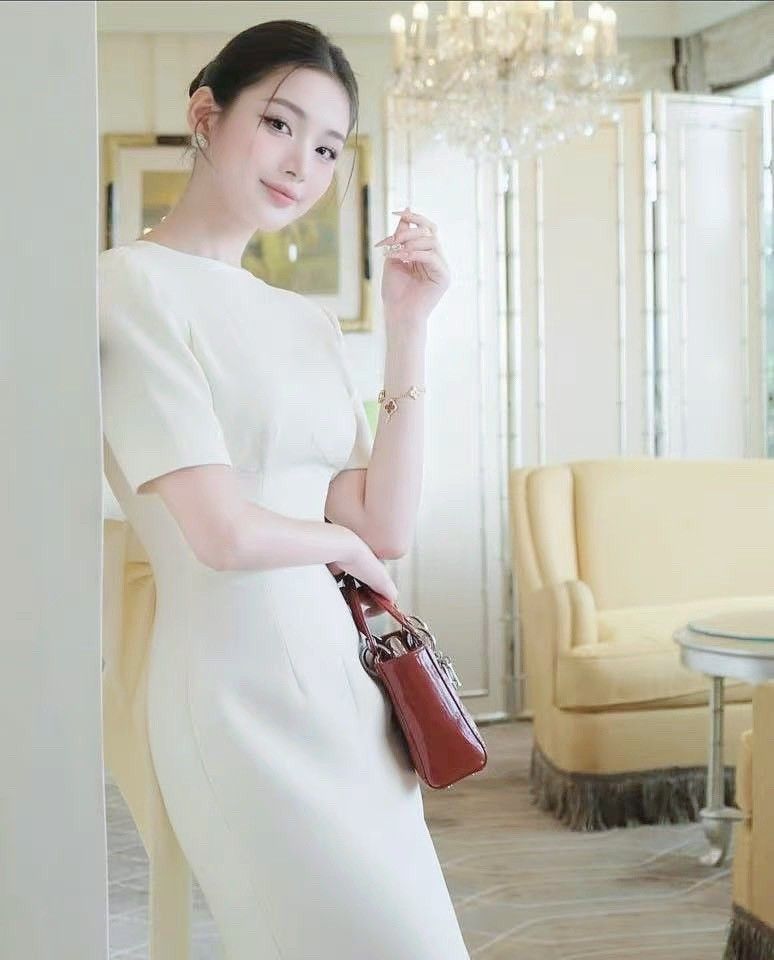 เดรส ทรงสวยมาก มีดีเทลโบหลังแต่งแต่งด้วยเข็มกลัดกุหลาบแดง สามารถถอดออกได้ น่ารักสุด สวยลงตัว หรูหรามาก ชุดมีซับในอย่างดี หน้าอกมีฟองน้ำ มีซิบด้านหลัง ด้านหลังมีผ่ากระโปรงให้ดูสวย เดินง่าย ใส่เที่ยว ออกงาน ดินเนอร์ งานแต่ง ปาตี้กับเพื่อน ปัง ปัง ปัง ช้าไม่