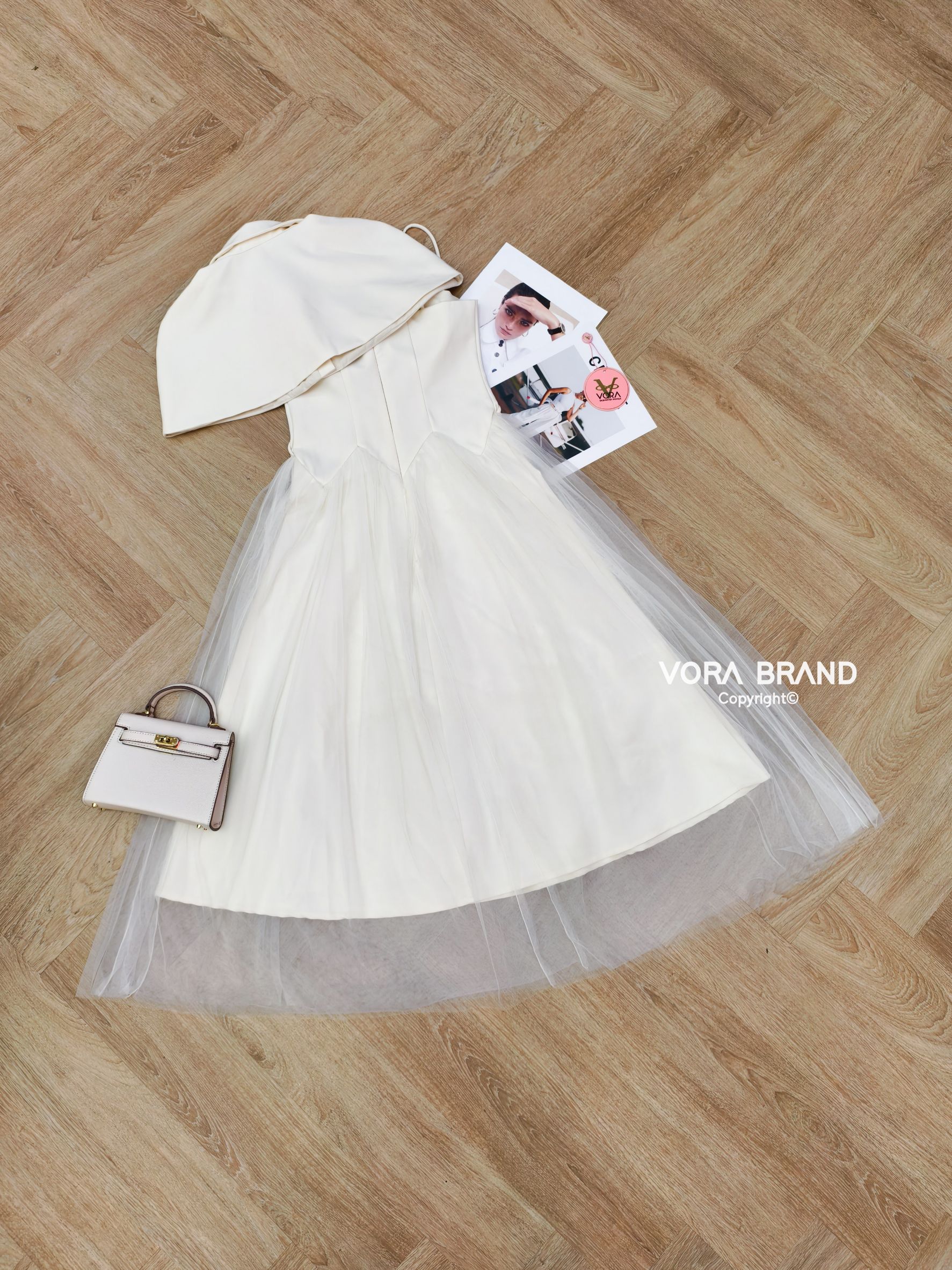 Dress สายเดี่ยวตัวยาว อกมีฟองน้ำจัดทรงให้ค่ะ แต่งสายเล็กๆแต่งโบว์ด้านหน้า ช่วงกระโปรงแต่งผ้ามุ้งสวยมากค่ะ แต่งผ้าคลุมไหล่คอปกติดกระดุมด้านหน้า แต่งโบว์เล็กๆด้านหน้า เนื้อผ้าหนาเป็นทรงสวย มีน้ำหนักทิ้งตัวสวย มีซับในทั้งชุดค่ะ ใส่ออกมาเป็นทรงสวยสุดๆค่า ...