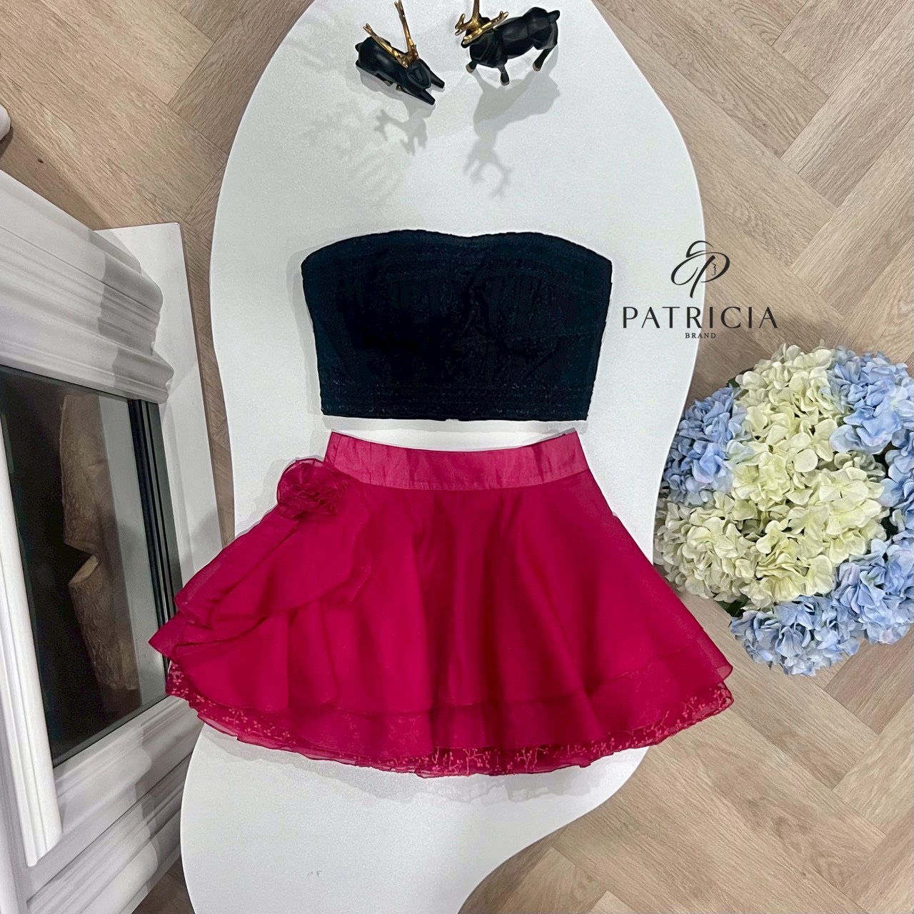 Set 2ชิ้น เกาะอก+กระโปรง🔥 เซ็ทนี้ตัวเสื้อเป็นทรงเกาะอกเข้ารูป ใช้ผ้าลูกไม้สีดำและมีซับในด้านในมีฟองน้ำอย่างดี และเย็บขอบด้วยยางกันลื่น เป็นงานซิปหลัง