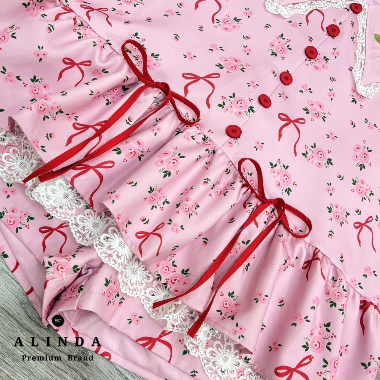 ชุดเซ็ทมินิเดรสผ้ายีนส์คอปกสีชมพูน่ารักๆมาใหม่นะค้าา ชุดนี้ตัวเดรสเป็นงานซิปหลัง แต่งกระดุมด้านหน้า ตรงปกเป็นงานปักลายดอกกุหลาบสีชมพู #งานป้าย #alinda #ชุดเซ็ท #งานป้ายอลินดา #งานป้ายalinda #งานป้ายผ้าทอ #ชุดเซ็ทสวย #เดรสสวย #เดรสยีนส์สั้น #ชุดเซ็ทผ้าชีฟอ