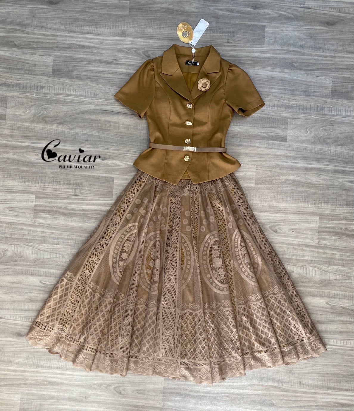 เซ็ท เสื้อคอปกแต่งกระดุมหน้าเก๋ๆ + กระโปรงลูกไม้ แถมเข็มขัดหนังให้ด้วยนะคะ