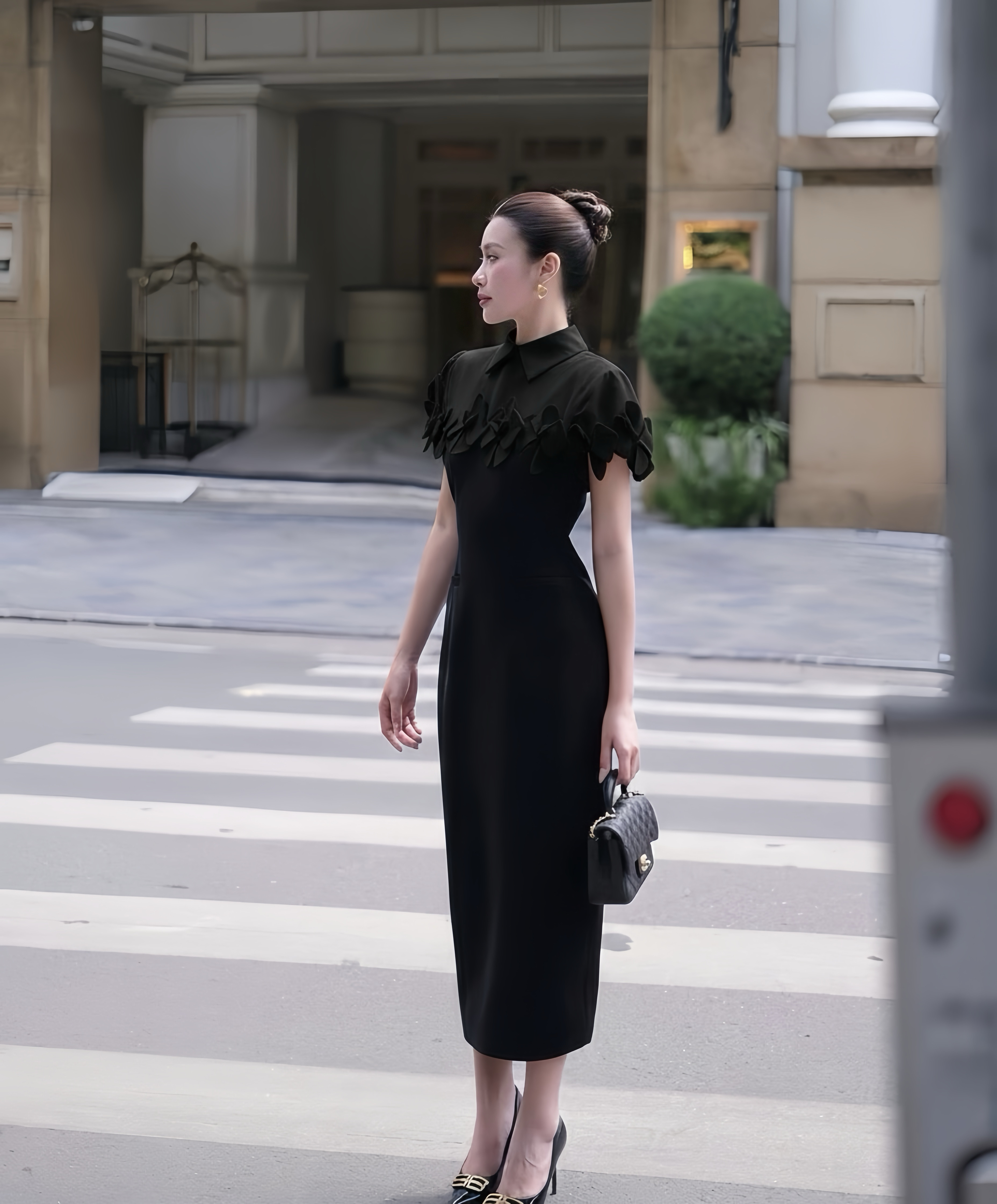 Set 2 ชิ้นสุดหรู เสื้อคลุม+เดรส เสื้อคลุมสีดำดีเทลกลีบดอกไม้เรียงซ้อน เพิ่มมิติและความหวานอย่างมีระดับ แมตช์กับเดรสดำเข้ารูปทรงเรียบหรู เผยลุคผู้หญิงมีคลาส ดูแพงและสง่างามทุกองศา