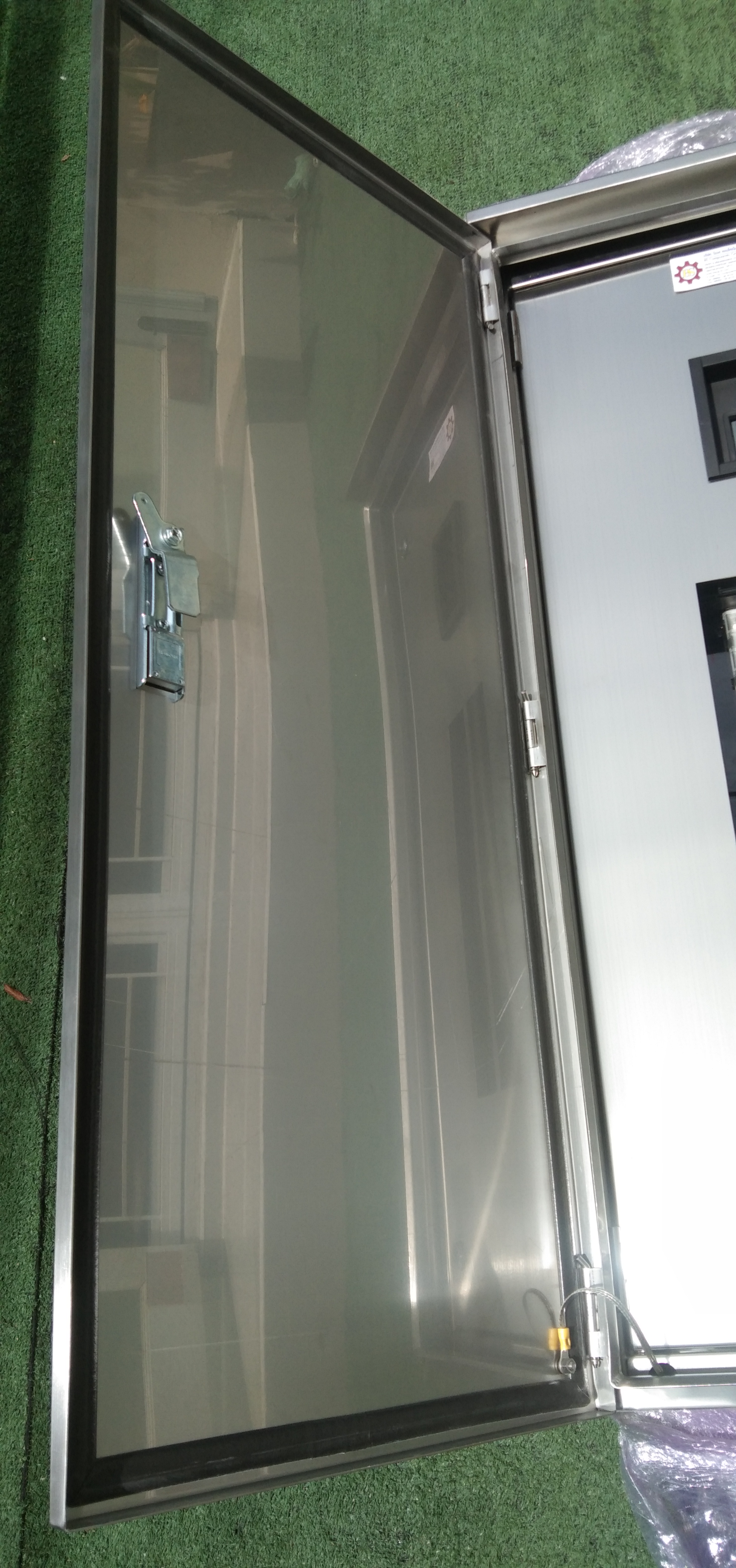 LOAD CENTER 250A ตู้สแตนเลส 304 มีหลังคาสโลป W450xH1050xD152mm. (42ช่อง)