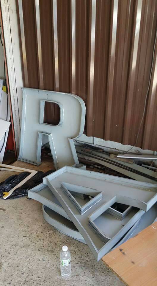 ป้ายอักษรโลหะและสเตนเลส