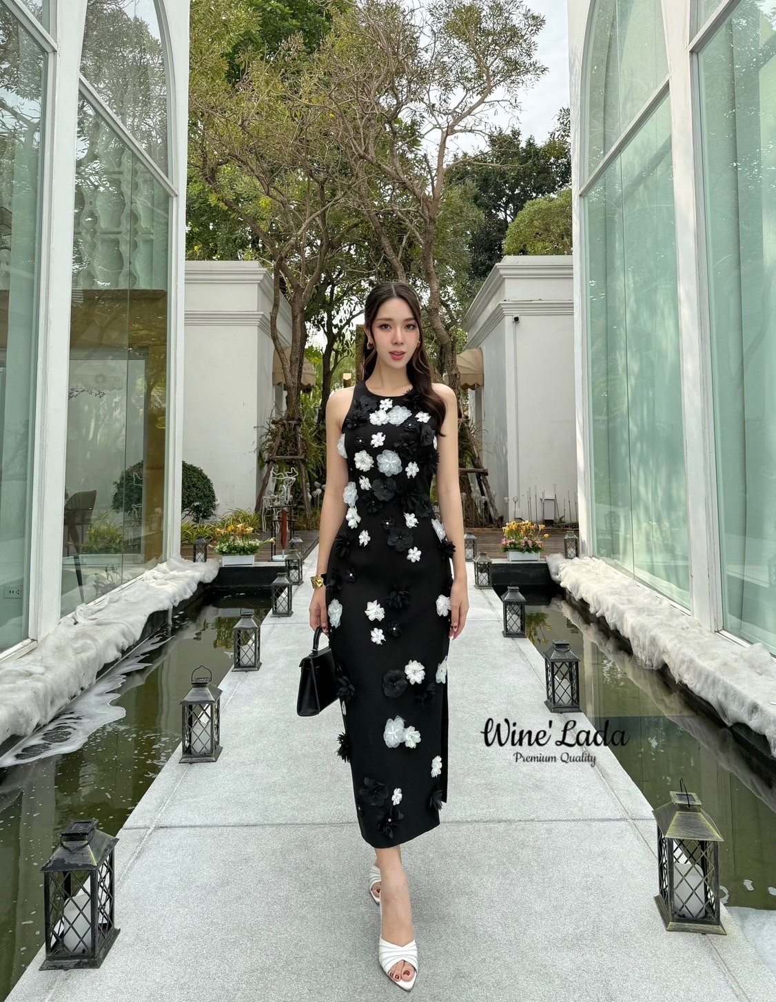 Dress. เดรสแขนกุดตัวยาวแต่งดอกไม้ทั้งตัว ผ่าด้านข้าง เรียบหรู ผ้าดีทรงสวยมากค่ะ เป๊ะและเข้ารูป มีซิปหลัง ใส่แล้วผอมเพียว สวย ซับในทั้งตัว ใครได้ลองแล้วจะหลงรักค่าา รับรองคุ้มเว่อร์ งานสวยมากค่ะ #Wine'Lada