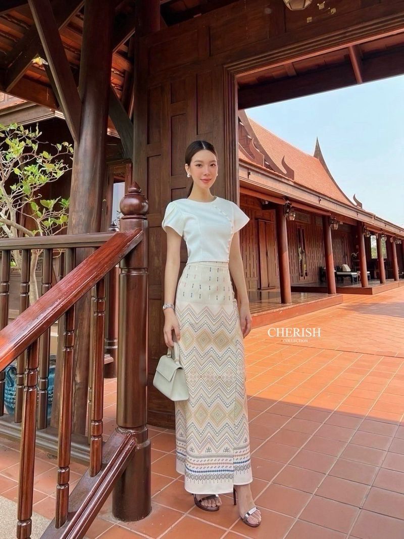 เช็ท 3 ชิ้น ชุดงานบุญ ชุดไทยหรือจะใส่เป็นธีมชุดเพื่อนเจ้าสาวก็เหมาะ ใส่ได้ทุก เทศกาล ดีเทล เสื้อคอกลม ซิปหลัง แต่งกระดุมเรียง เสื้อแขนทรงป้ายเสริมซับในอย่างดี ใส่คู่ผ้าถุงพิมท์ลาย เนื้อผ้าใส่สบาย