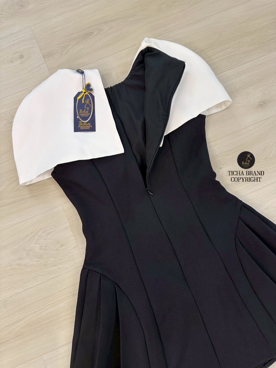 เดรสแขนกุดสีดำ แต่งดีเทลสไตย์เสื้อคลุมและติดอ่ะไหล่สีทองติดกะชุด ตีตะเข็บหน้าและหลัง อกเสริมฟองน้ำ ชายกระโปรงจับจีบบานออก ซิปหลังช่อน มีชับในตัว สวยหรู ดูแพง สุดๆ ห้ามพลาดนะคะ