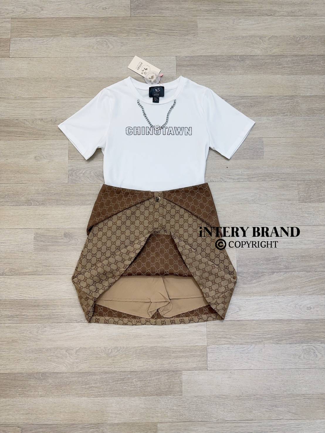 ชุดset เสื้อ+กระโปรง เสื้อยืดรีดเพชรแต่งสร้อยมาคู่กับกระโปรงทรงเอเอวสูงพับขอบมีซับในกางเกง บอกเลยว่าชุดนี้ใส่เท่ห์ๆ ชิคๆ ได้ every day looks เลยค๊า