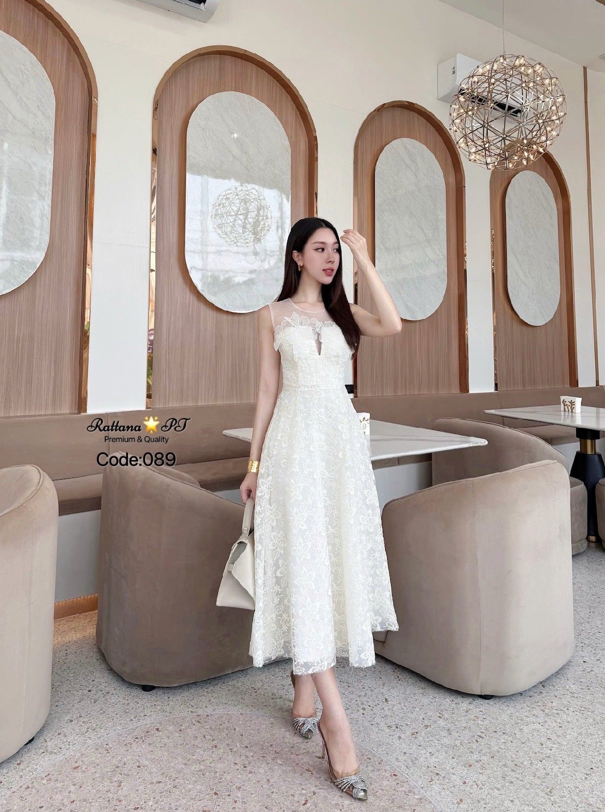 ชุดเดรสยาวลูกไม้ทั้งชุด ทรงสวยมาก สวยหรูดูดี แต่ซีทรูช่วงหน้าอกและแต่งดอกไม้ หน้าอกมีฟองน้ำ ชุดมีซับในอย่างดี เนื้อผ้าดีมากค่า ชุดมีซิบด้านหลัง ใส่ออกงาน งานบุญ งานบวช งานแต่ง ห้ามพลาดเลยคร้า