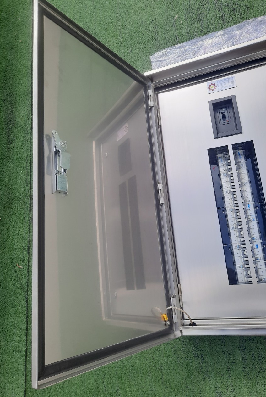 LOAD CENTER 100A ตู้สแตนเลส 304 มีหลังคาสโลป W450xH800xD152mm. (42ช่อง)