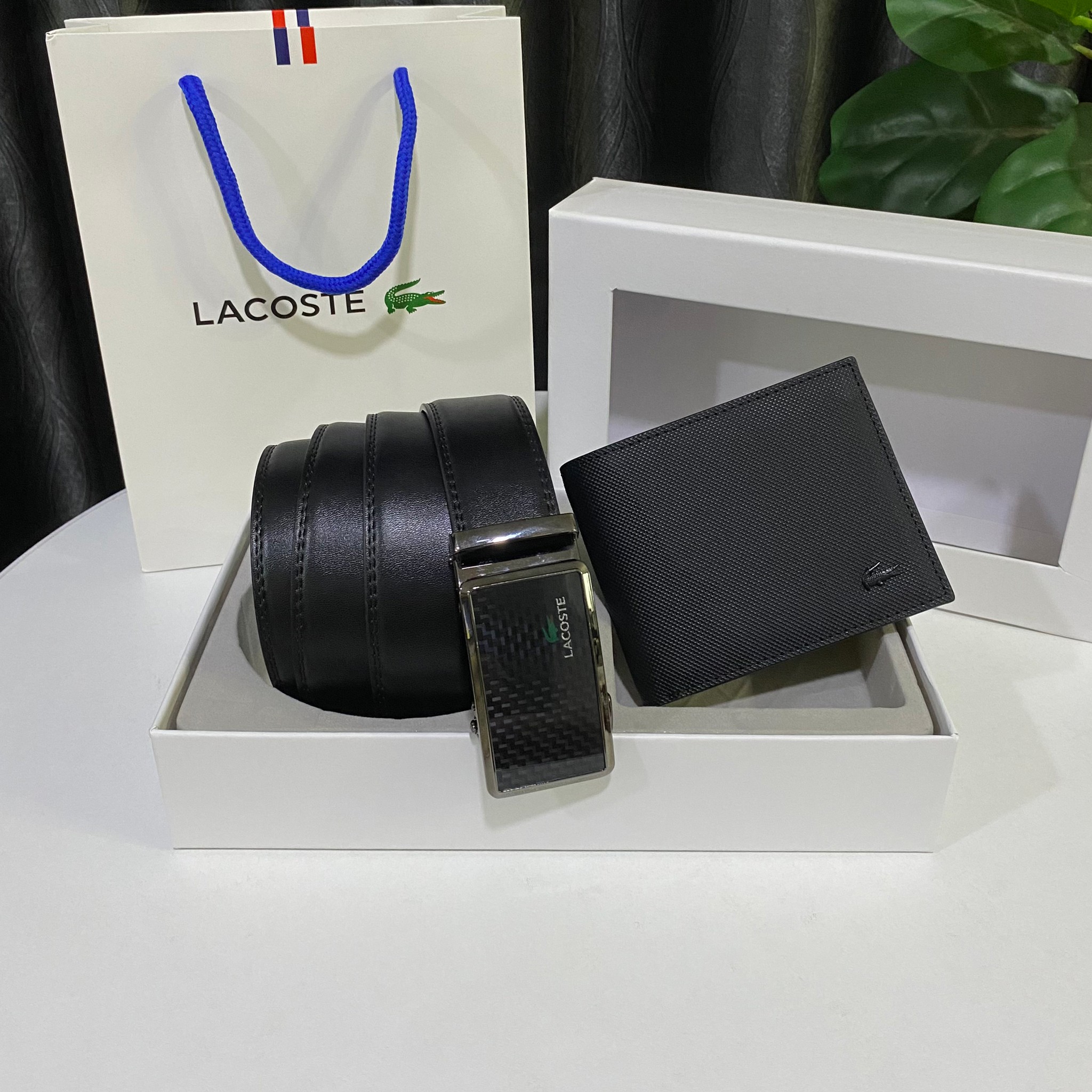 ชุดเข็มขัดกระเป๋าสตางค์ผู้ชายไฮโซเท่ห์ ๆ สมาร์ท ๆ แบรนด์เนมลาคอสสีดำ Lacoste Belt and Wallet Gift Set