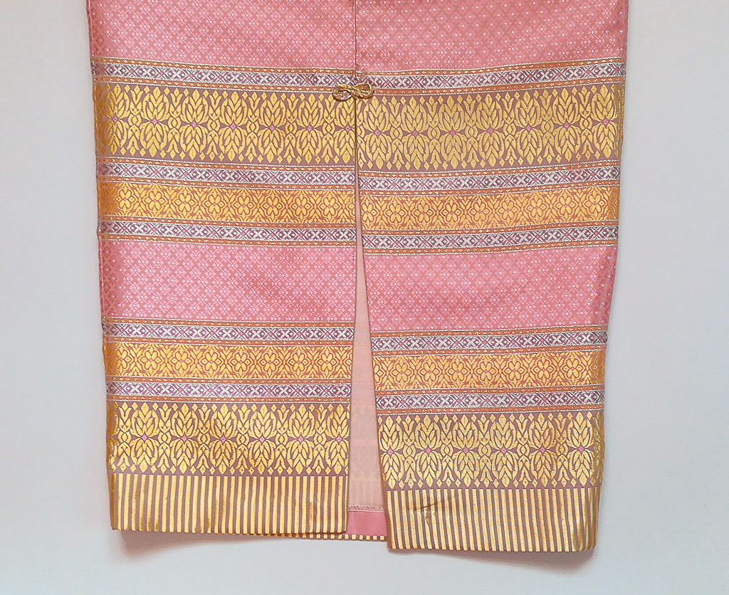 ผ้าถุงไหมสำเร็จรูป (สีชมพูอ่อน ลายสุโขทัย ทรงกระโปรง) งานตัดเย็บประณีต อัดผ้ากาวตามสีของผ้าถุง เนื้องานดีเกรด A (รอบเอว 30 นิ้ว)