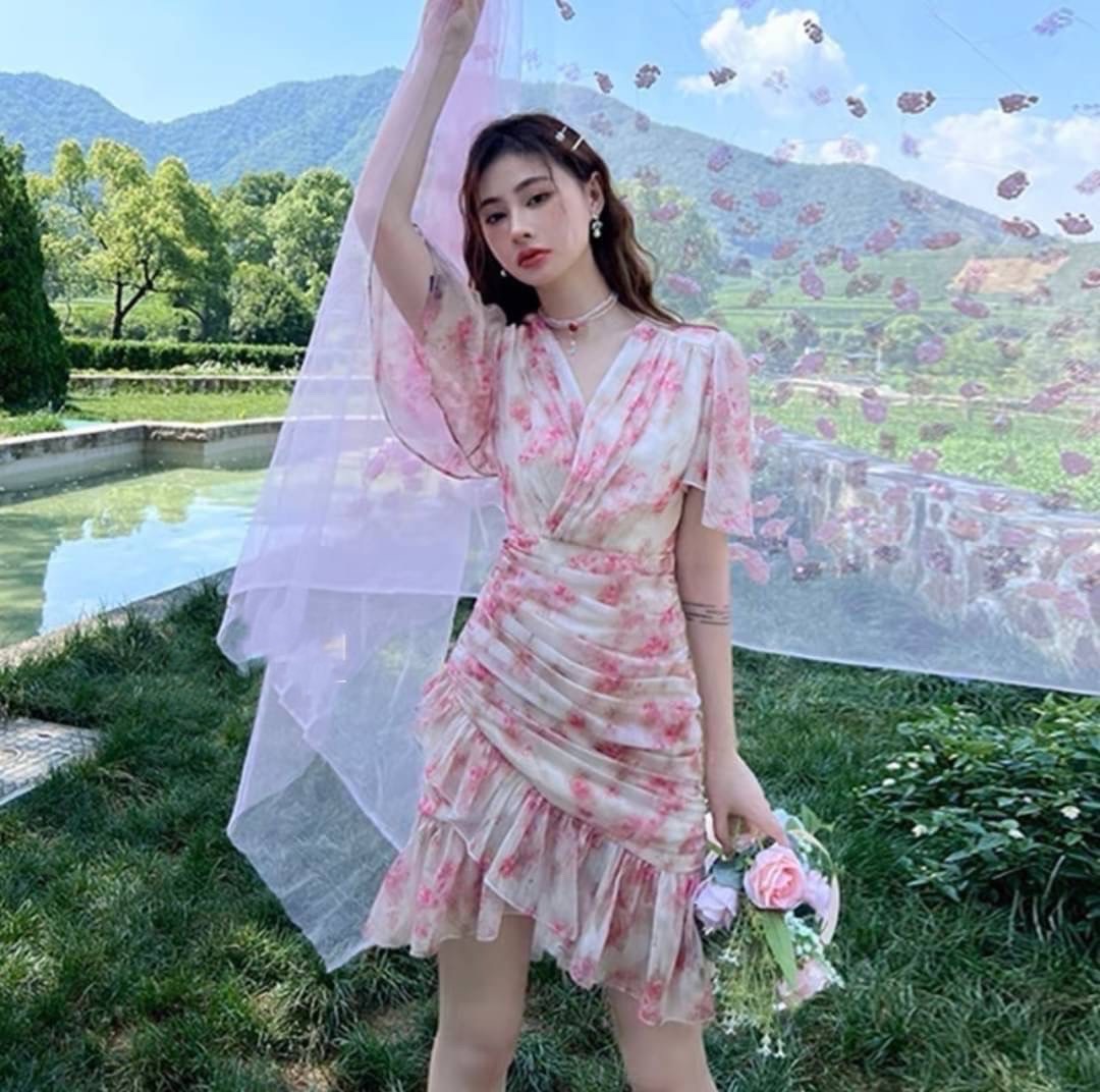 มินิเดรส พิมลายสีหว๊านนหวาน แต่งจีบช่วงอก แต่งย่นระบายช่วงท่อนล่าง เป็นมินิเดรส ที่ดีเทลแน่น สีสวย หวานละมุน เนื้อผ้านุ่ม ลื่น ใส่สบาย คัดติ้งเป้ะ จร้าา