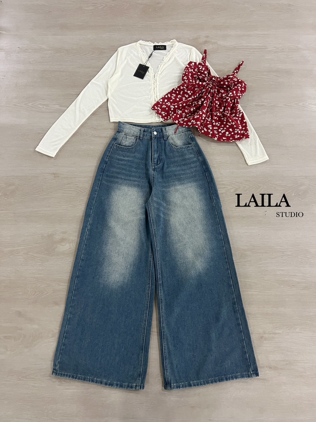 Set เสื้อ+กางเกง+เสื้อคลุม เสื้อสายเดี่ยวโทนสีแดงไวน์ แต่งลายดอกไม้สุดน่ารัก ด้านหน้าแต่งจีบย่นพร้อมเชือกผูกโบว์ เพิ่มความโดดเด่นของชุดด้วยเสื้อคลุมซีทรูโทนสีครีม มาพร้อมกางเกงยีนส์ขายาวงานผ้าสวย ทรงปล่อยๆสีสนิมเก๋ๆ แมชกันลุงตัวลุคนี้น่าร้ากมากค่าา **งานแ