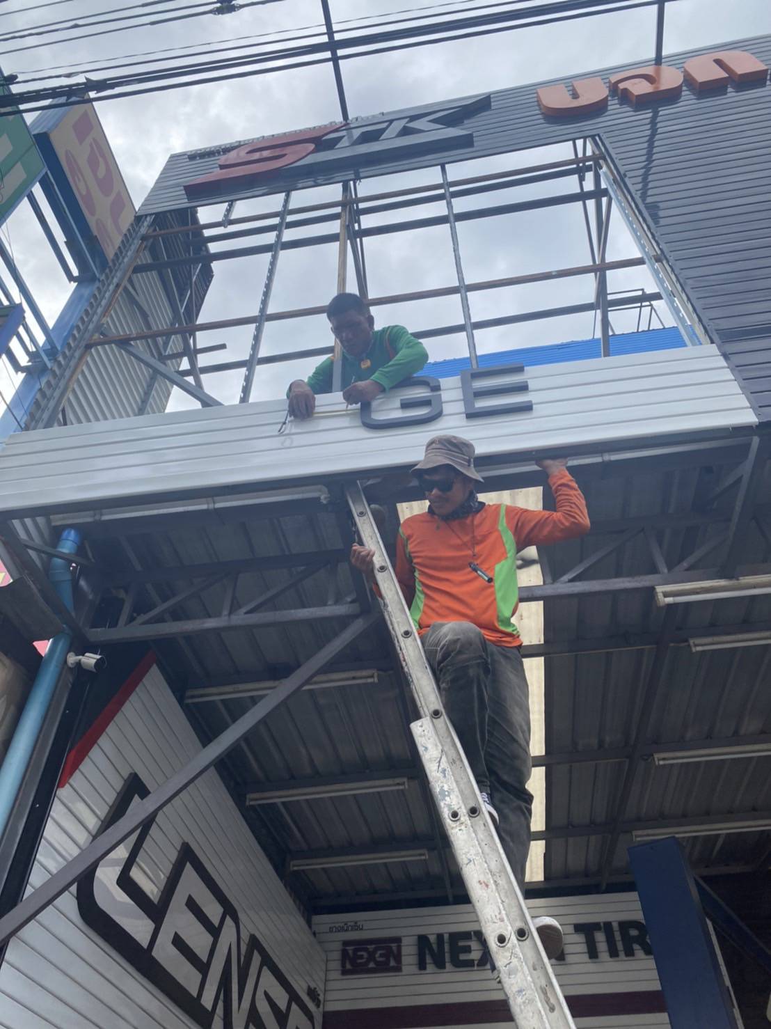 งานติดตั้งแผงกันแดดอลูมิเนียม