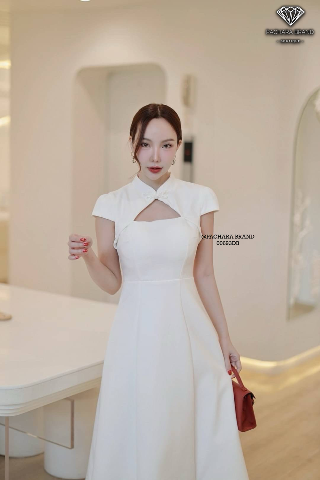 เดรสยาวคอจีนสีขาว แต่งกระดุมผ้าด้านหน้า เว้าโชว์ช่วงอก งานมีฟองน้ำดันทรงสวย ช่วงเอวตีเกร็ดเข้ารูป ชายกระโปรงบานสวยมาก เนื้อผ้าหนามีซับในอัดกาวอย่างดี งานซิปด้านหลัง รุ่นนี้ใส่ชิลล์ถ่ายรูปสวยได้ทุกโอกาสเลยนะคะ #PACHARABRAND