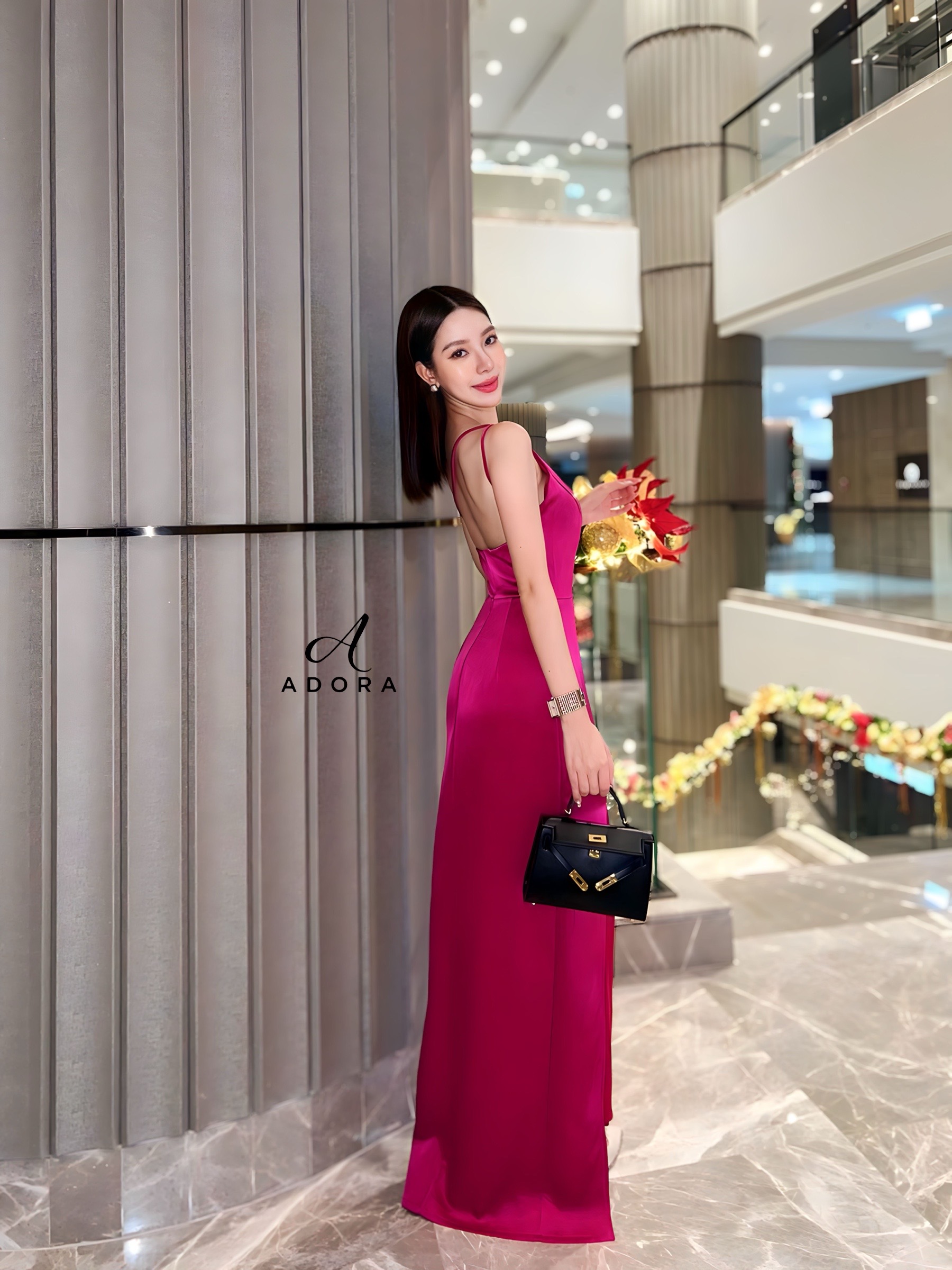 ลัคชูรี่ ในสไตล์สาวอโดร่า ไม่ว่าจะออกงานแต่งในช่วงนี้ หรือ ใส่ปาร์ตี้ดินเนอร์สุดหรูในโอกาสพิเศษ กับ เดรสดีไซน์ไหล่เฉียง ดีไซน์ทรงกระโปรงยาว ผ่าข้าง ตัวชุดใช้ผ้าพื้นมีความเงาในเนื้อผ้าเพื่อความดูหรูหราของตัวชุด งานมีซิปใน ซิปหลังแบบซ่อน เนื้อผ้าเกรดพรีเมี่