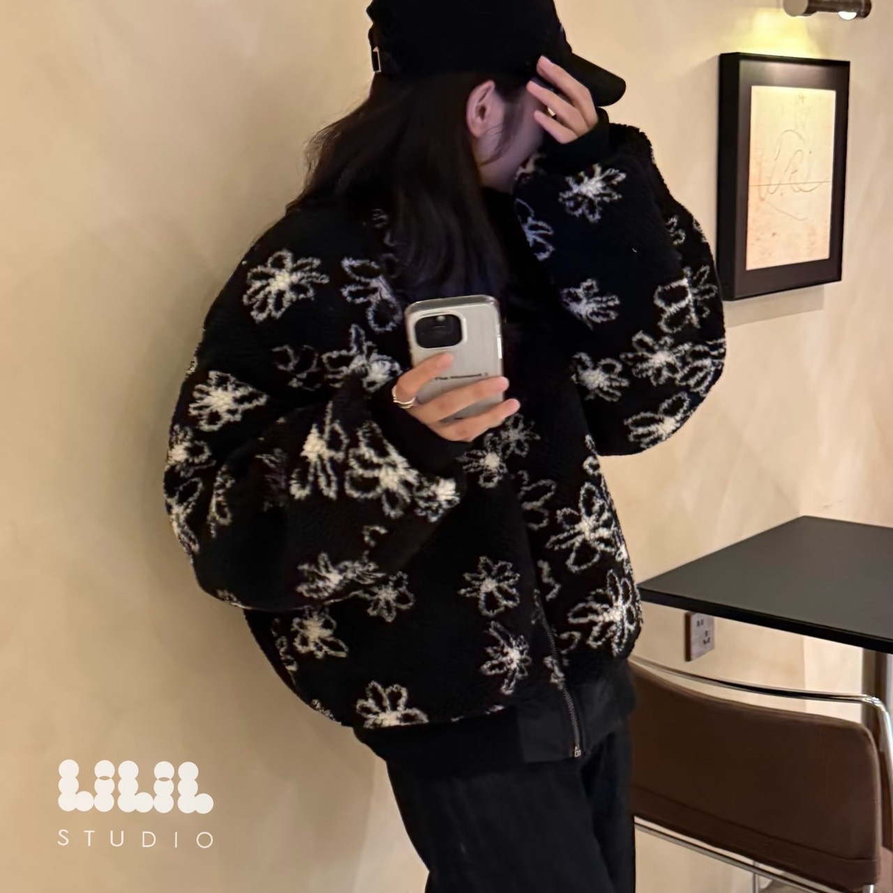 เสื้อกันหนาว งานเสื้อขนแกะลายดอกไม้ ลายโซคิ้วท์ ตัวเสื้อน้ำหนักเบา ความยาวคลุมสะโพก กระเป๋าข้างซิปหน้ารูดสุดถึงคอ เข้าใจนักเดินทางสุด