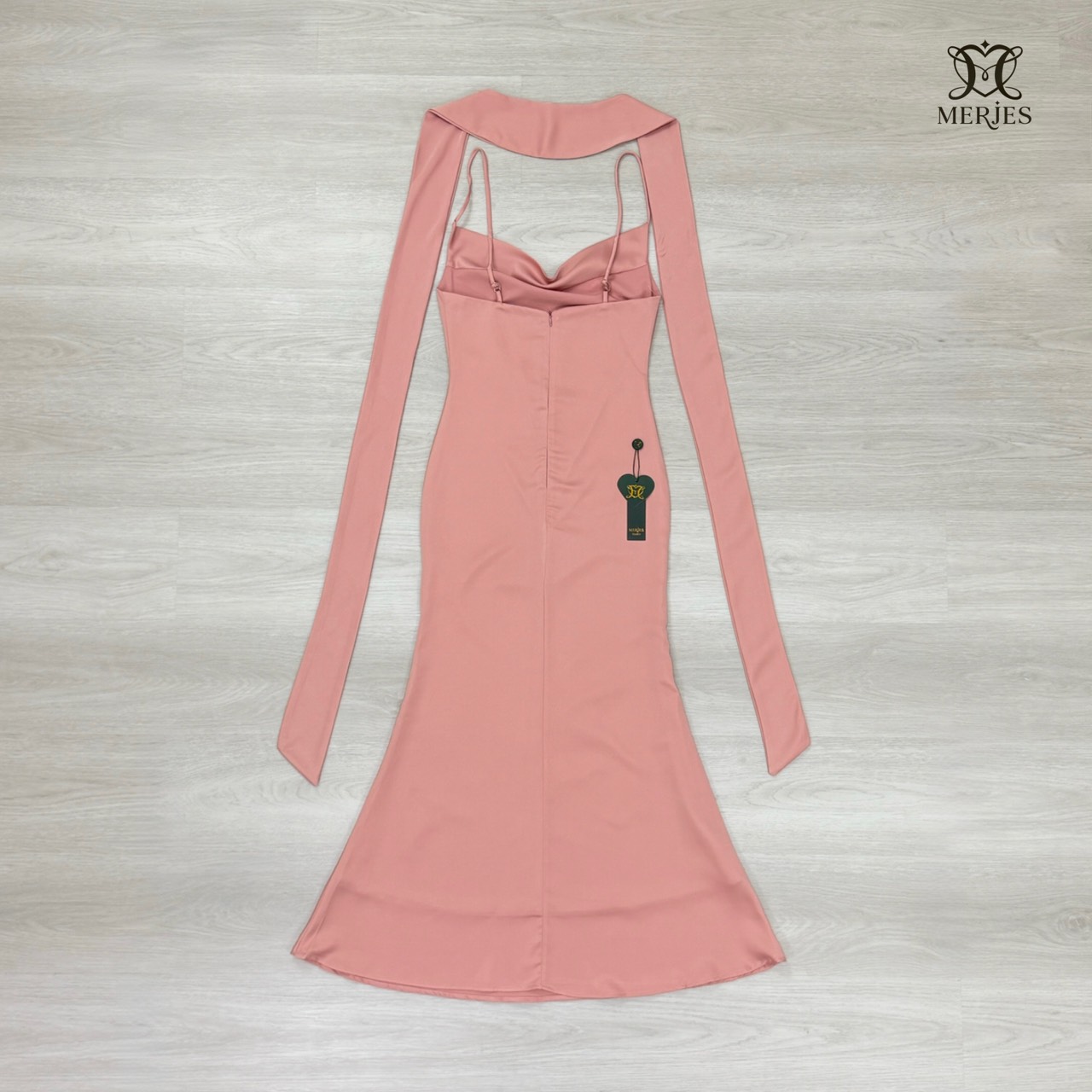 เดรสยาวสีชมพูนู้ดผ้าซาตินสายเดี่ยวเข้ารูปสายสามารถปรับได้แต่งดีเทลด้วยดอกไม้ติดช่วงตัวชุดปลายชุดทรงหางปลาเล็กน้อยเพิ่มความสวยหรูของชุด มาพร้อมผ้าพาดบ่าเพิ่มความเก๋งานมีซับใน