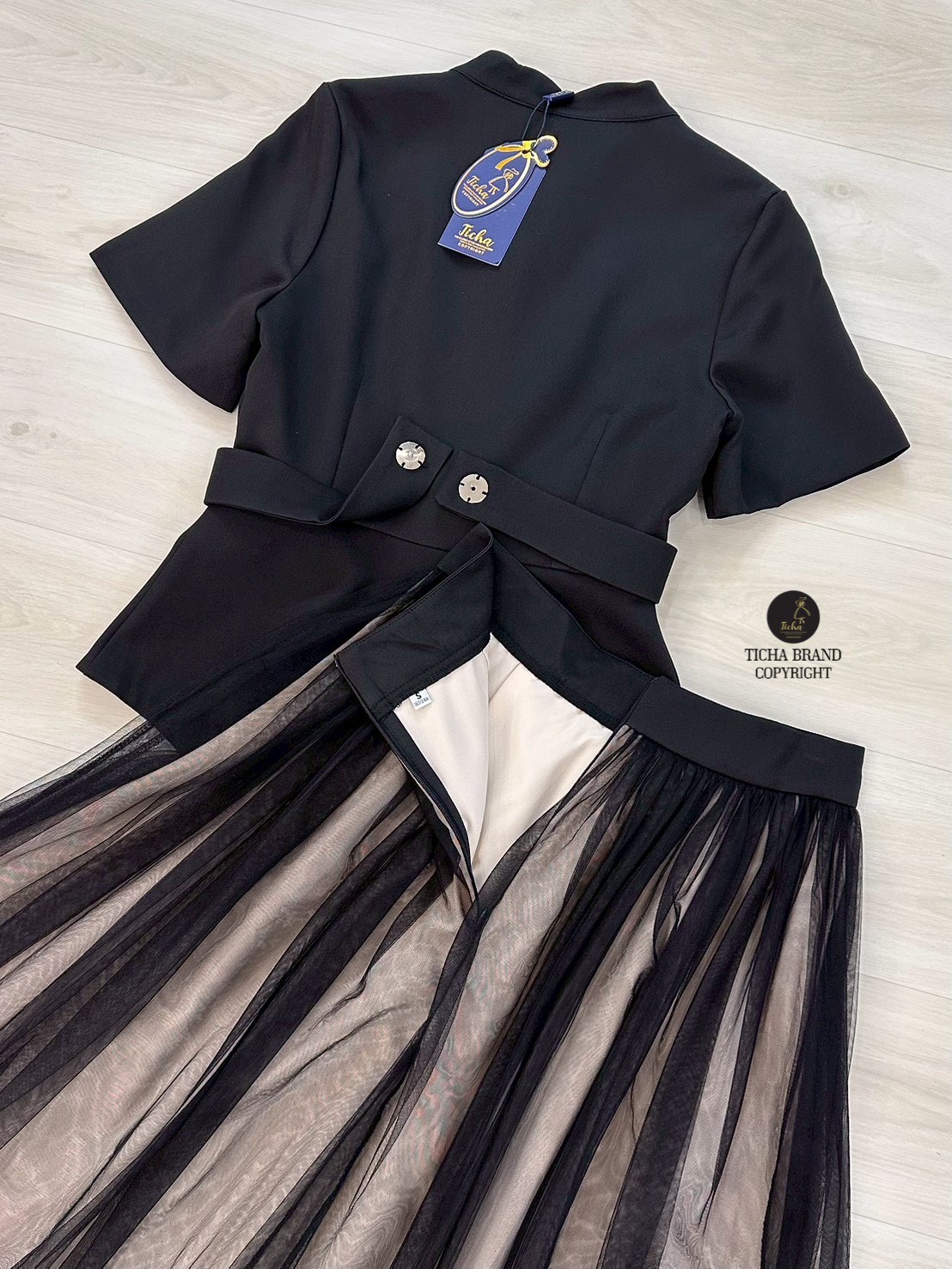 Set 2 ชิ้น สีดำเสื้อเบเซอร์คอจีนแขน ด้านหน้าดีเทลตีเกร็ตโค้งสวย และแต่งกระดุมดอกไม้เพชรเรียงยาวใช้งานได้จริงมาพร้อมเข็มขัดโบว์มรกระดุมแป๊ก มาคู่กับกระโปรงยาว แต่งผ้ามุ้งตาข่ายคลุมด้านนอกสีดำ มีชับในสีครีม(ซิปหลัง) งานสวย เนื้อผ้าดี คัตติ๊งเป๊ะคะ