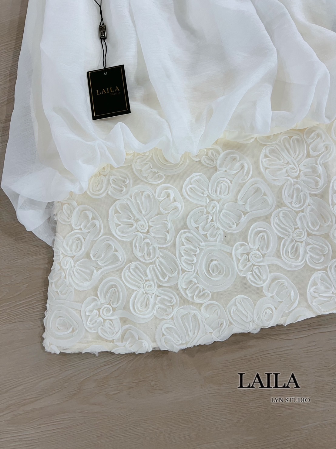 Detail: setเสื้อ+กระโปรง เสื้อแขนกุดทรงคอปีน งานผ้าชีฟองพองสวย ช่วงปลายเสื้อดีไซน์แต่งพองทรงบอลลูนรอบตัว เสื้อผ้าสวยสุดๆ มาพร้อมกระโปรงทรงสั้นทรงเข้ารูปสวย แต่งปักดอกไม้3Dทั้งลำตัว มาในโทนสีครีมซอฟๆ ลุคสวยแพงสไตล์สาวเวียดนามสุดๆ **งานแฟชั่นนำเข้าby laila*