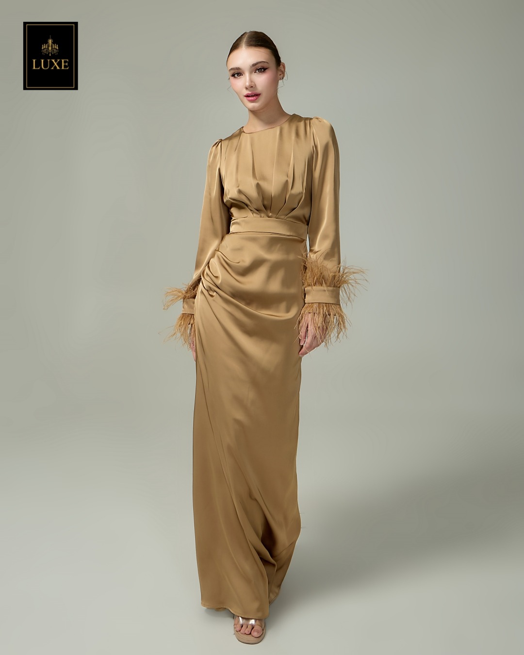 Label : LUXE เดรสเสื้อคอกลมแขนยาว กระโปรงยาวจับเดรปข้างลำตัว ดีเทลแต่งจีบเดฟด้านข้าง ช่วยอำพรางหุ่น ตัวชุดทำจากผ้าพรีเมี่ยมเครปซาติน แต่งปลายแขนด้วยขนนก มีซิปซ่อนและซับในเต็มตัว