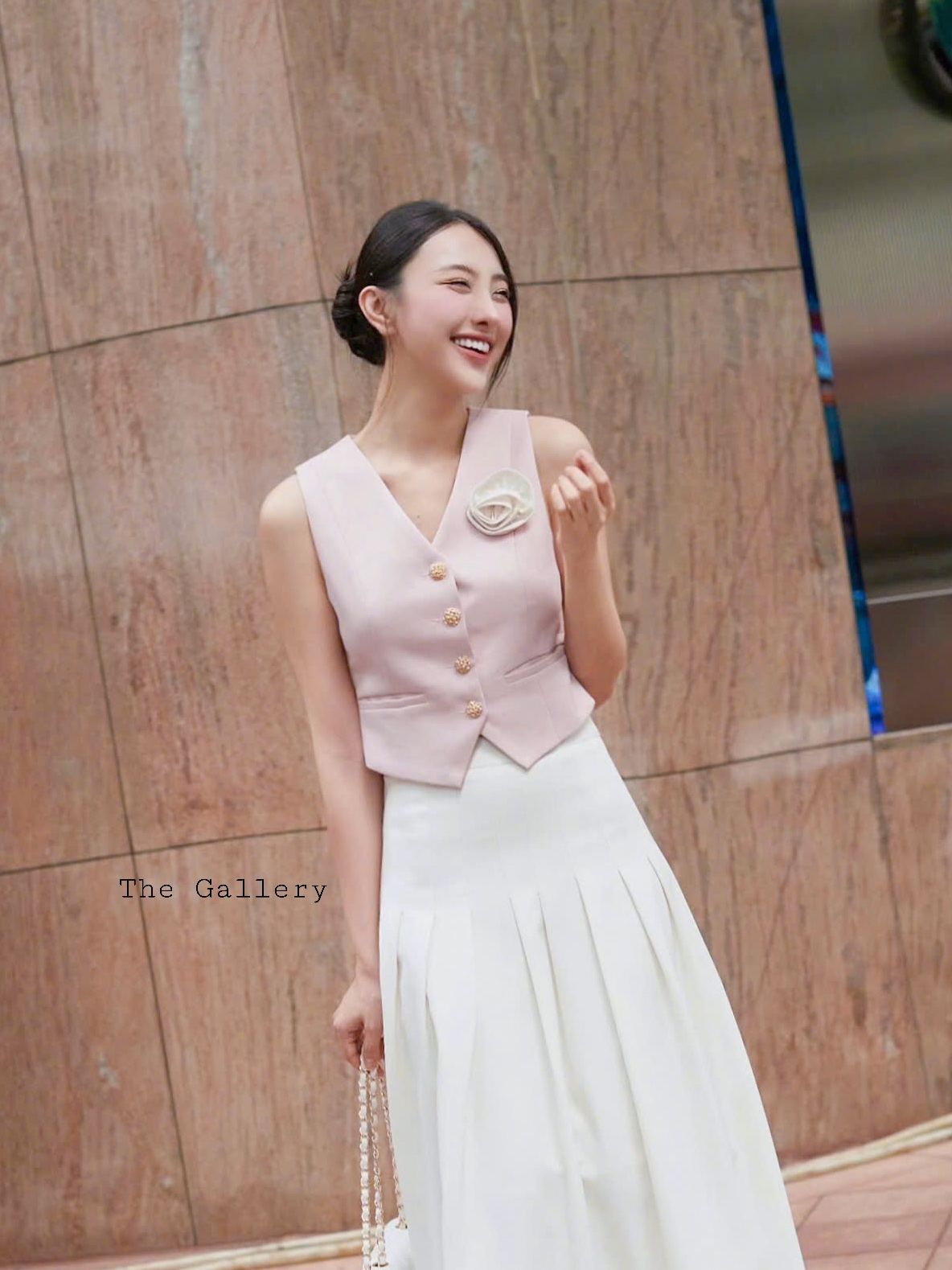ชุด set พร้อมเข็มกลัดดอกไม้ เสื้อกั๊กทรงสวยและกระโปรงจับจีบรอบชิคสุด ๆ เนื้อผ้าพรีเมี่ยม สวยครบจบในชุดเดียว ราคาสุดคุ้มมากเวอรรรร์ จะทำงาน/ใส่ไปที่ใด ๆ คือ เริ่ดด ห้ามพลาด ตำด่วน.