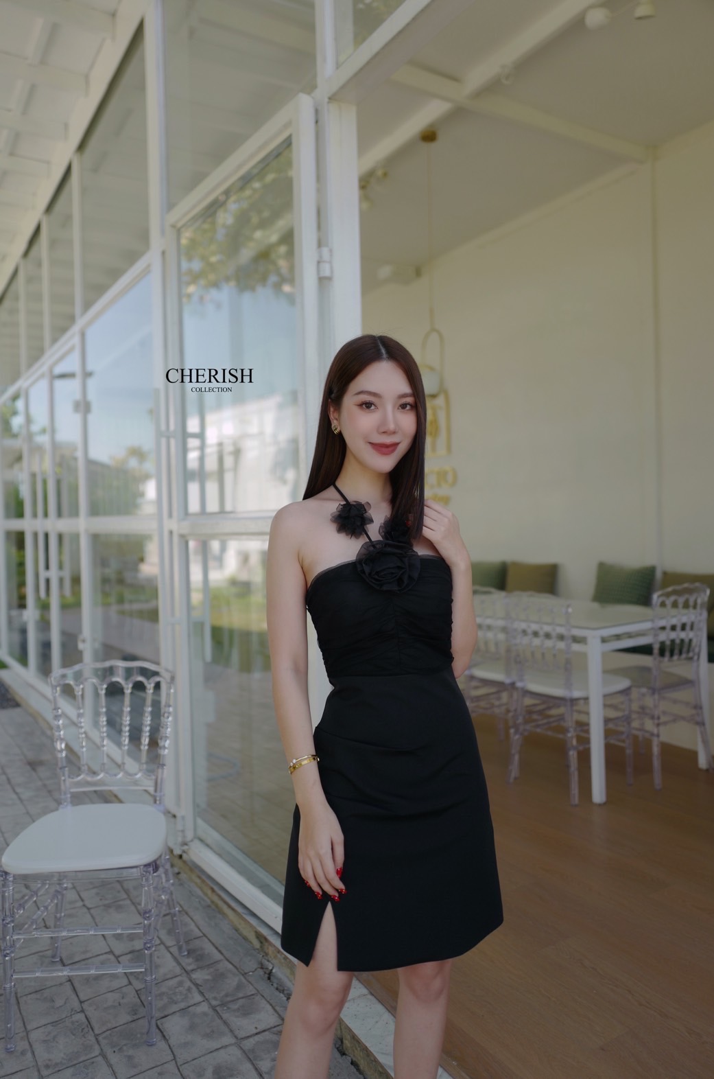 มินิเดรสสายหวานตัวเดรสผูกคอพร้อมตกแต่งดีเทลดอกไม้ ที่เชือกผูกคอ(ตัวดอกไม้เป็นเข็มกลัดสามารถติดตรงไหนก็ได้ตามใจชอบ) ช่วงอกตกแต่งผ้าชีฟองให้ดูหวานละมุนขึ้นอีก สาวหวานต้องมีนะคะ 💗