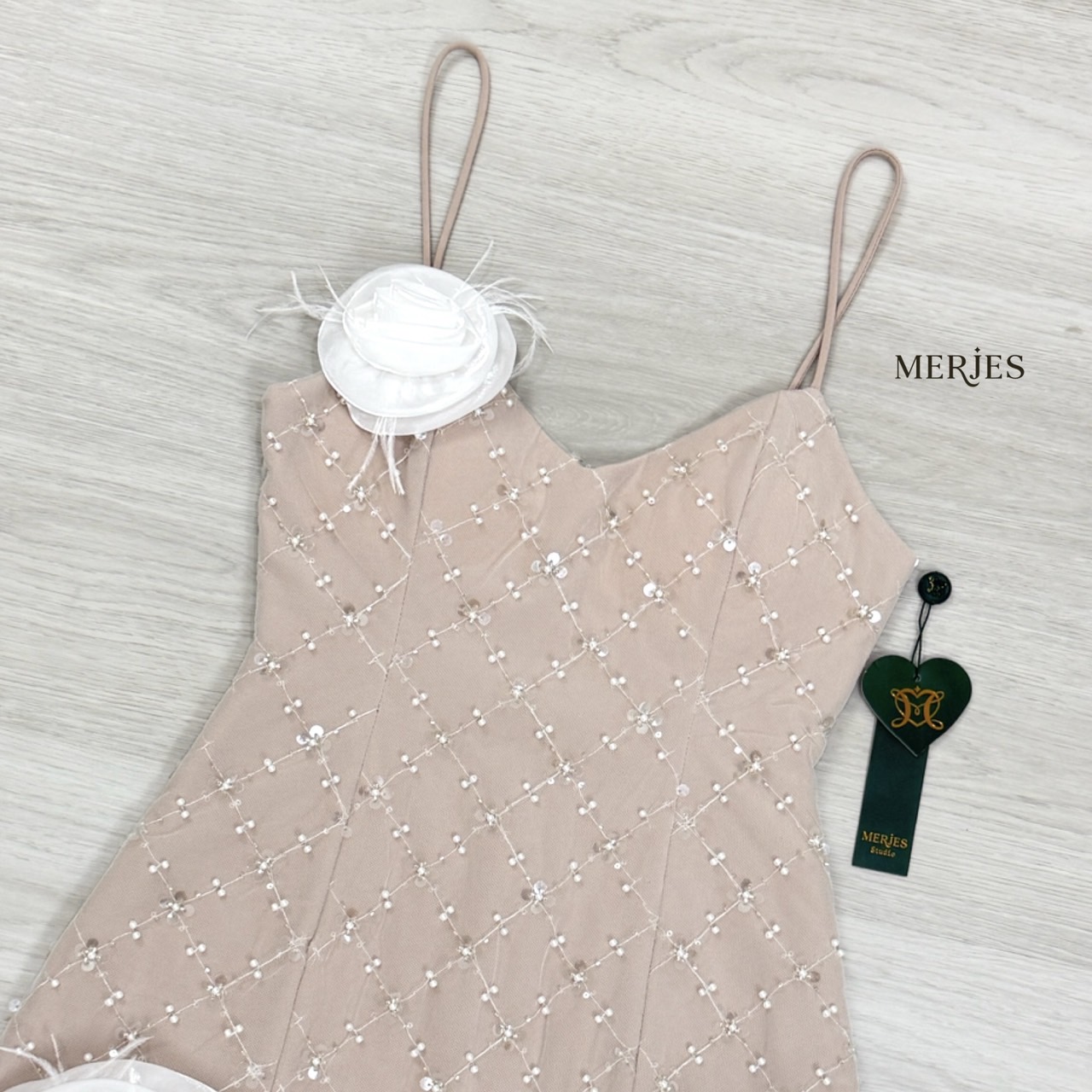 มินิเดรสสายเดี่ยวทรงเข้ารูปเย็บทับด้วยผ้าวิ้งปักมุกสีขาวตัวซับเสื้อเป็นสีเนื้อ อกมีฟองน้ำเสริม แต่งด้วยดอกไม้ช่วงอก และดอกไม้ใหญ่ชายกระโปรงดื่มความสวยเก๋แอบมีความเซ็กซี่ ออกงานปาร์ตี้สวยๆเลยคะ