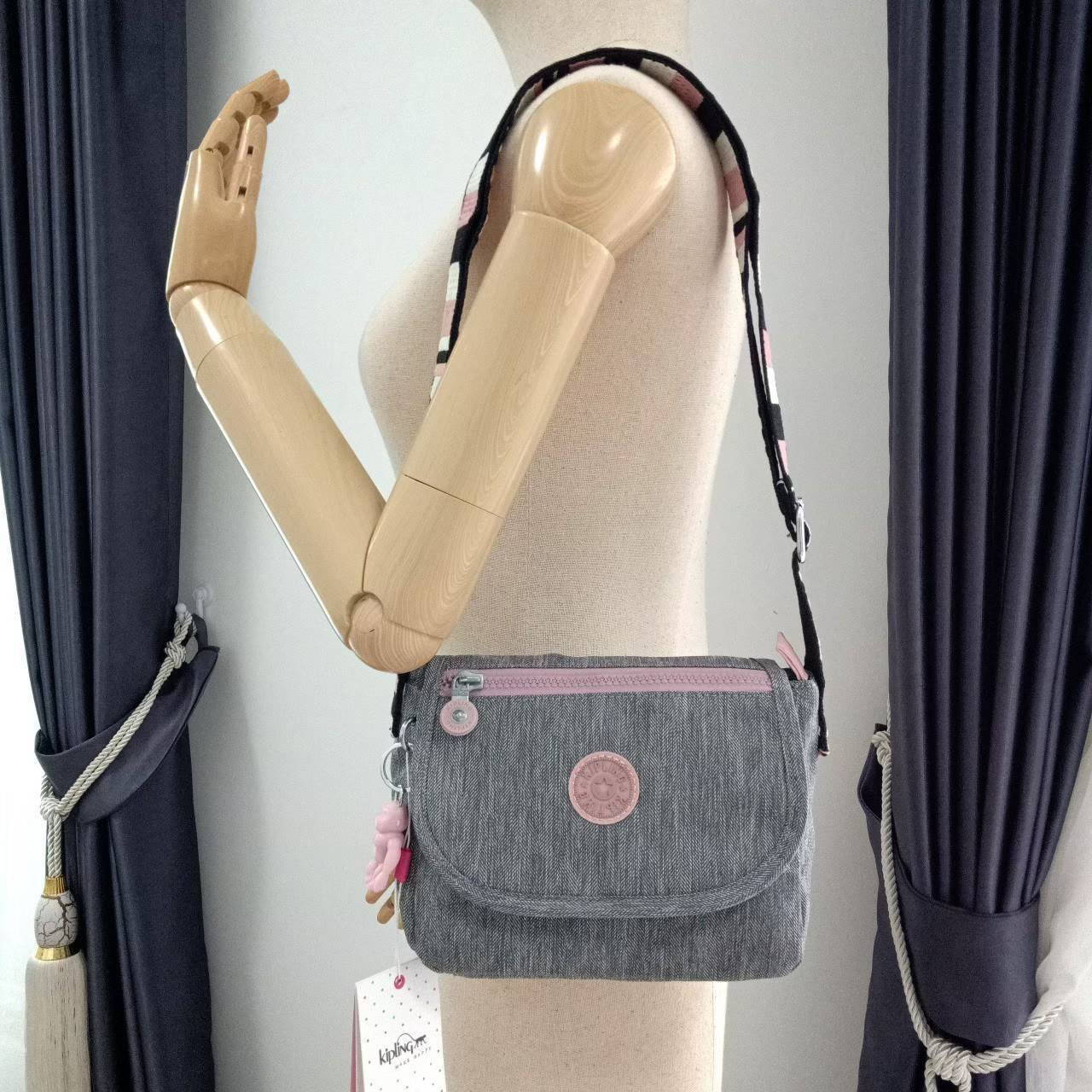 กระเป๋าสะพายไฮโซเท่ห์ๆ เก๋ๆ แบรนด์เนมคิปลิ้งค์สีดำ สีเทา สีแดง KIPLING SABIAN CROSSBODY MINI BAG