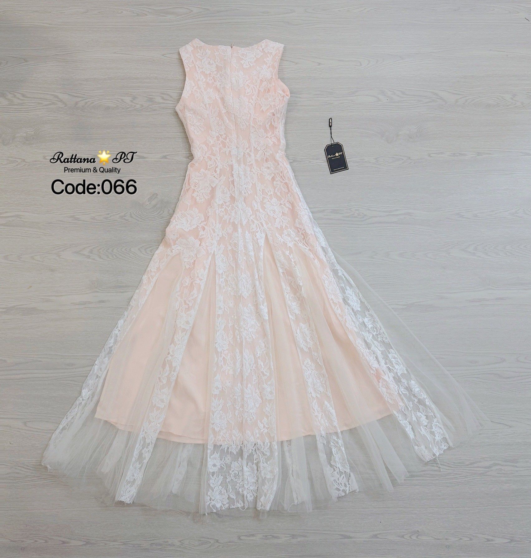 เดรสยาวลูกไม้ทั้งชุด ทรงสวยมาก ละมุนที่สุด เรียบหรูดูดี จะใส่ออกงาน ออร่าพุ่ง สวยเด่นกว่าใคร ใส่แล้วดูงามสง่า เนื้อผ้าดีมากชุดมีซับใน หน้าอกมีฟองน้ำ มีซิบด้านหลัง