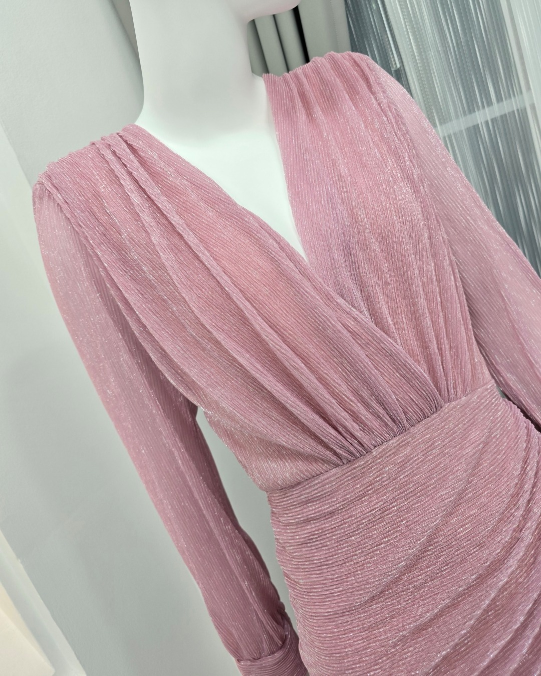 Label : LUXE แม็กซี่เดรสเสื้อคอวีป้าย แขนยาวเสริมไหล่ กระโปรงจับเดรปย่นเข้ารูปตรงสะโพก ต่อชายกระโปรงบาน ผ่าหน้าขา ทำจากผ้าราเม่อัดพลีทผสมดิ้นเมทัลลิก ผ้านุ่ม ยืดหยุ่น ใส่สบาย เล่นแสงสวย มีซิปซ่อนและซับในเต็มตัวค่ะ