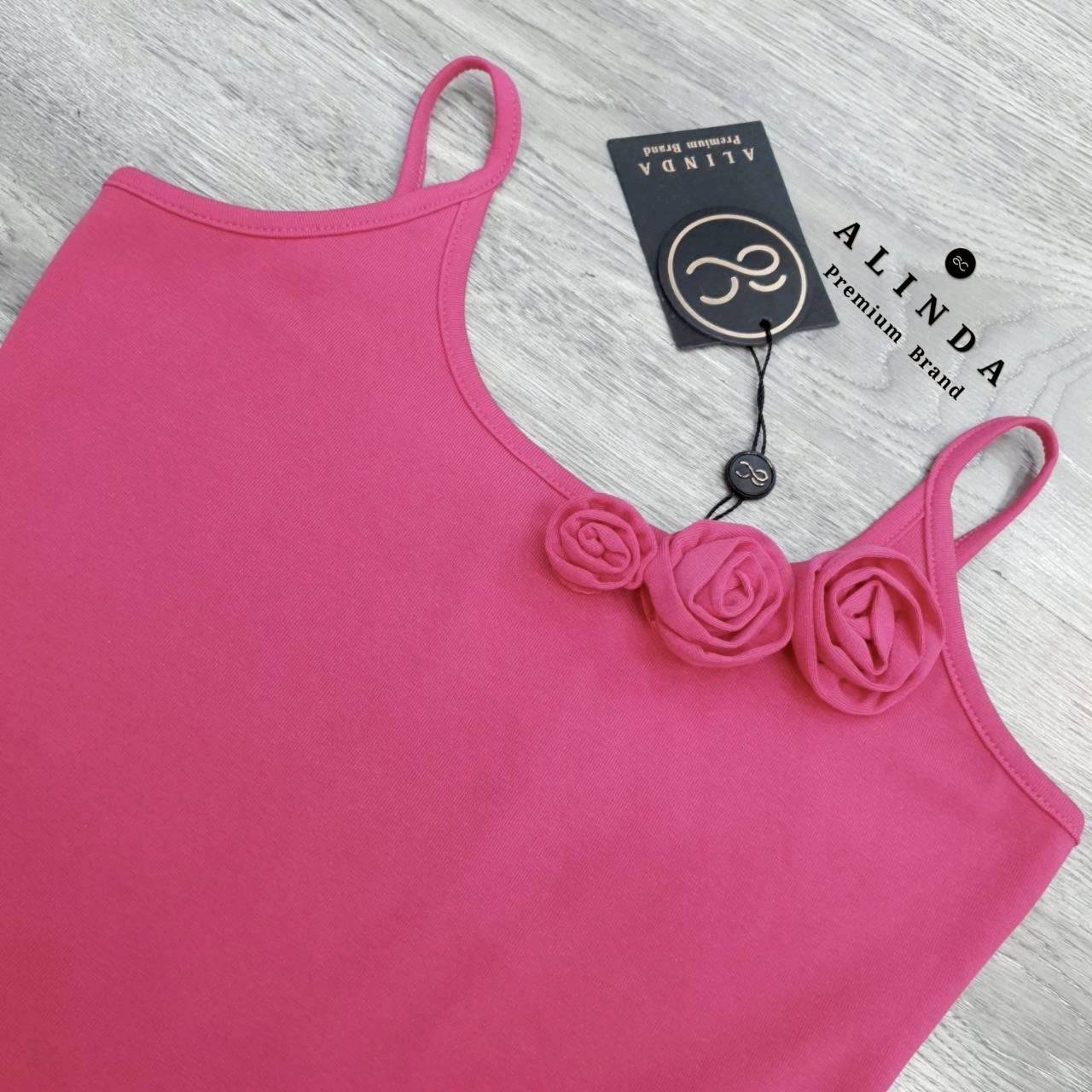ชุดเซ็ทสุดจึ้ง ลงสปอยล์จนแชทแตกมาแล้ว ชุดนี้ตัวเสื้อเป็นเสื้อสายเดี่ยวสีชมพูเนื้อนิ่ม ยืดหยุ่นเข้ารูปดี มีเข็มกลัดเป็นดอกไม้ให้ 3 ชิ้นจะติดหรือไม่ติดก็สวยค่ะ มาพร้อมกับกางเกงยีนส์สีขาว แต่งลายขาดด้านหน้า #งานป้าย #alinda #ชุดเซ็ท #งานป้ายอลินดา #งานป้ายal