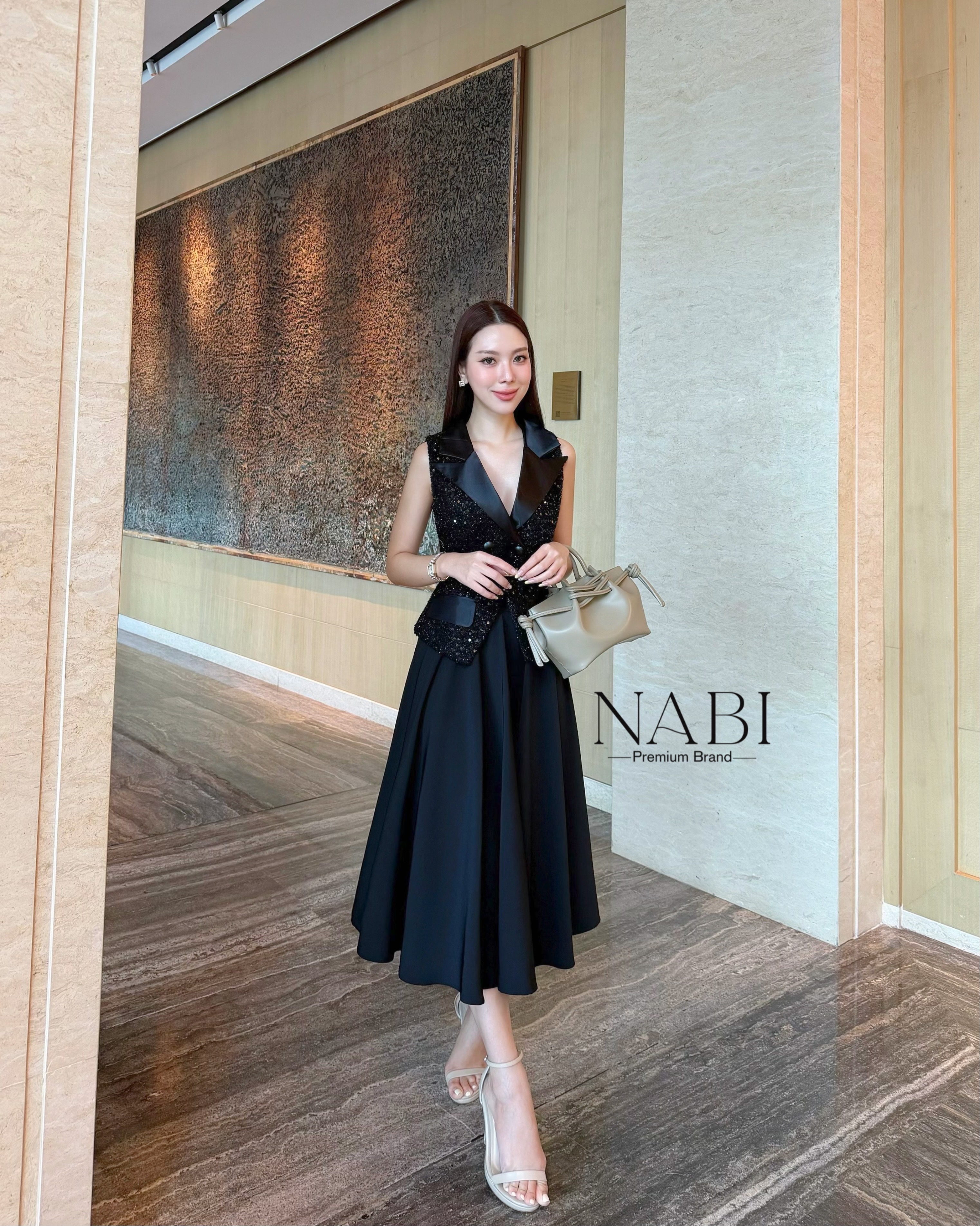 Detail :: Set 3 ชิ้น เสื้อมผ้าทวิส กริตเตอร์แขนกุด แต่งปกเงากระดุมเงา มาพร้อมกระโปรงผ้าสูทพริ้วๆ ซิบหลัง ชุดมีซับในและฟองน้ำอย่างดี เข้าเซทกับเข็มขัดหนัง เสริมลุคสาวๆ ให้ดูมีสง่าราศี ดูดีได้ทุกวัน ใส่ออกงาน ใส่ทำงานได้เลย ผ้าเกรดดี งานว้าวมาก คอนเฟิร์ม ใค