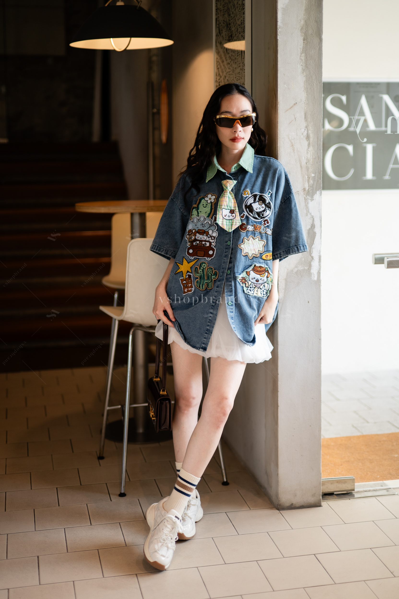 เสื้อยีนส์แขนสั้นปกทูโทนปักการ์ตูนหน้า+เน็ทไท #vshopbrand #vshop #เสื้อยีนส์ #ลูกไม้ฉลุ #เสื้อ#เสื้อแขนยาว #croptop #streetwear #streetstyle #hoodiejacket #เสื้อเบสบอล #เแจ็คเก็ต #jacket #ยีนส์ #denim